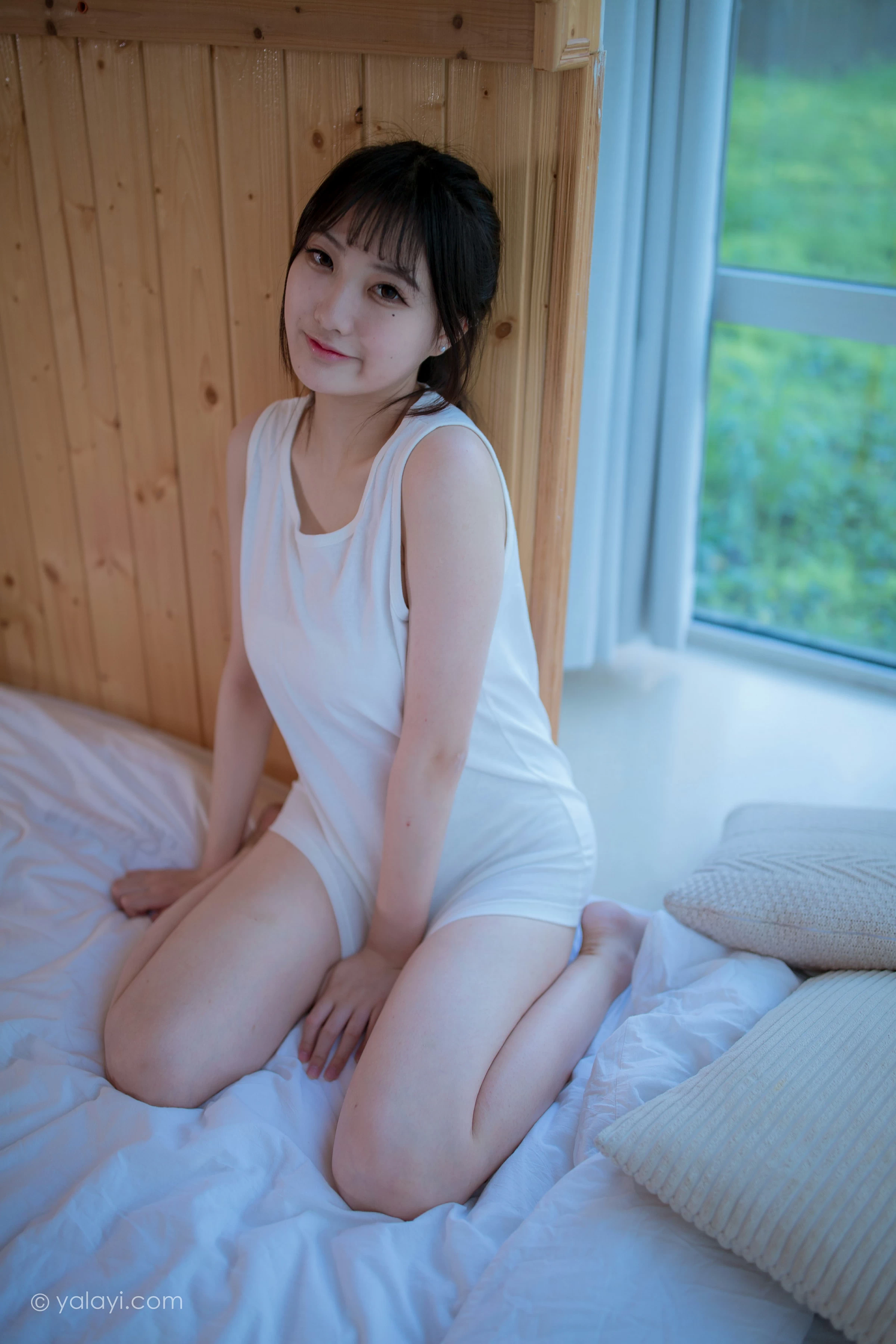 [YALAYI雅拉伊]NO.694 《木屋时光》 瓶儿 白色连身背心性感私房写真集第13张