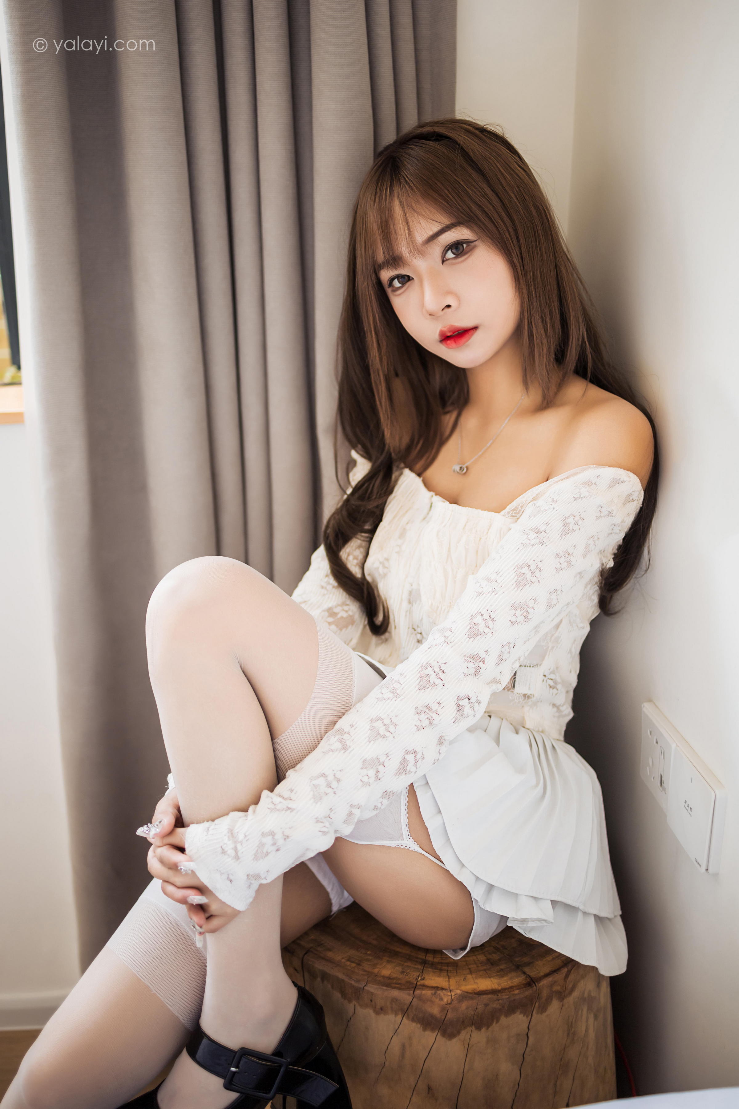 [YALAYI雅拉伊]2022.06.09 某一天 阿禾 白色透视蕾丝上衣与短裙加白色丝袜美腿清纯写真集第13张