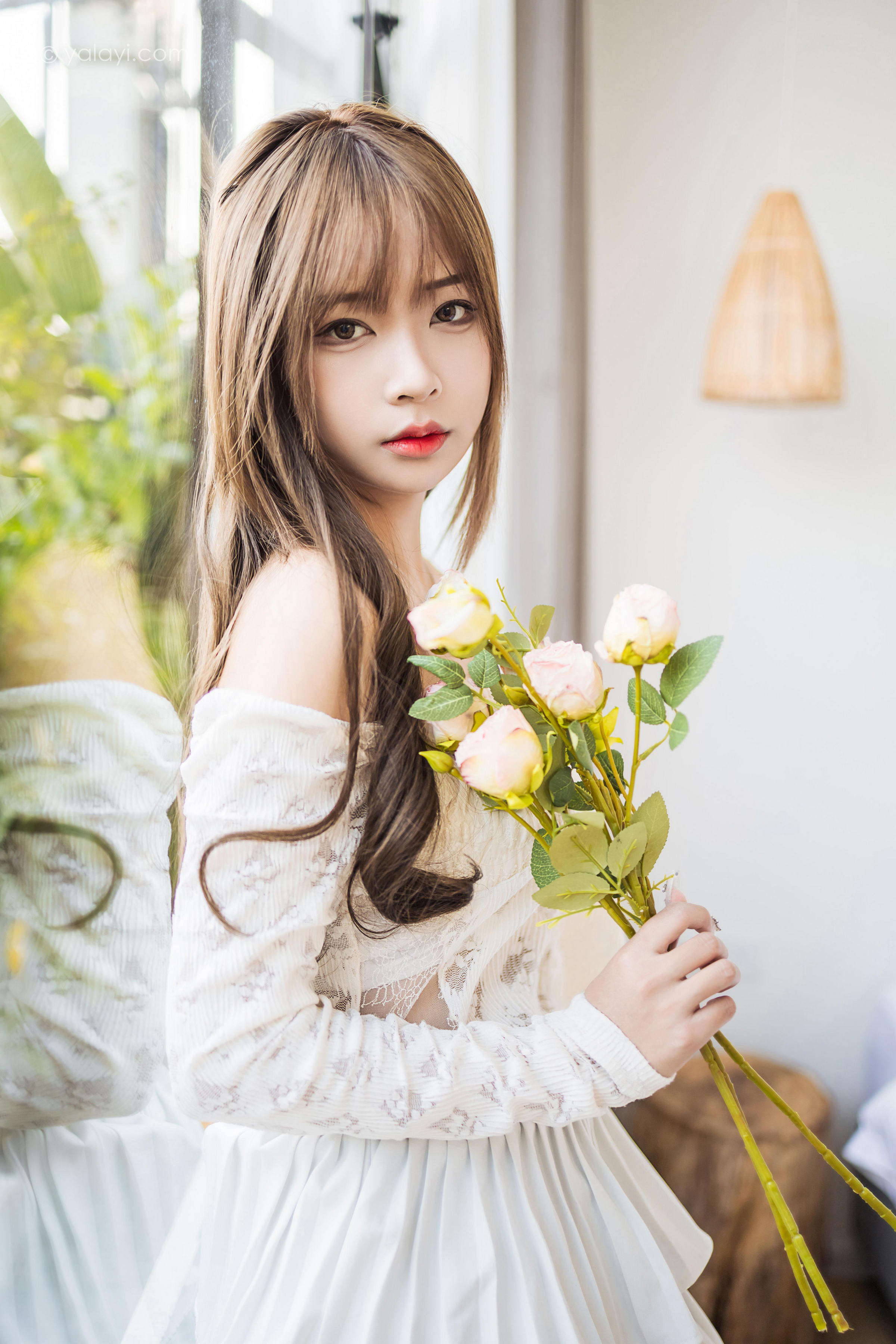 [YALAYI雅拉伊]2022.06.09 某一天 阿禾 白色透视蕾丝上衣与短裙加白色丝袜美腿清纯写真集第7张