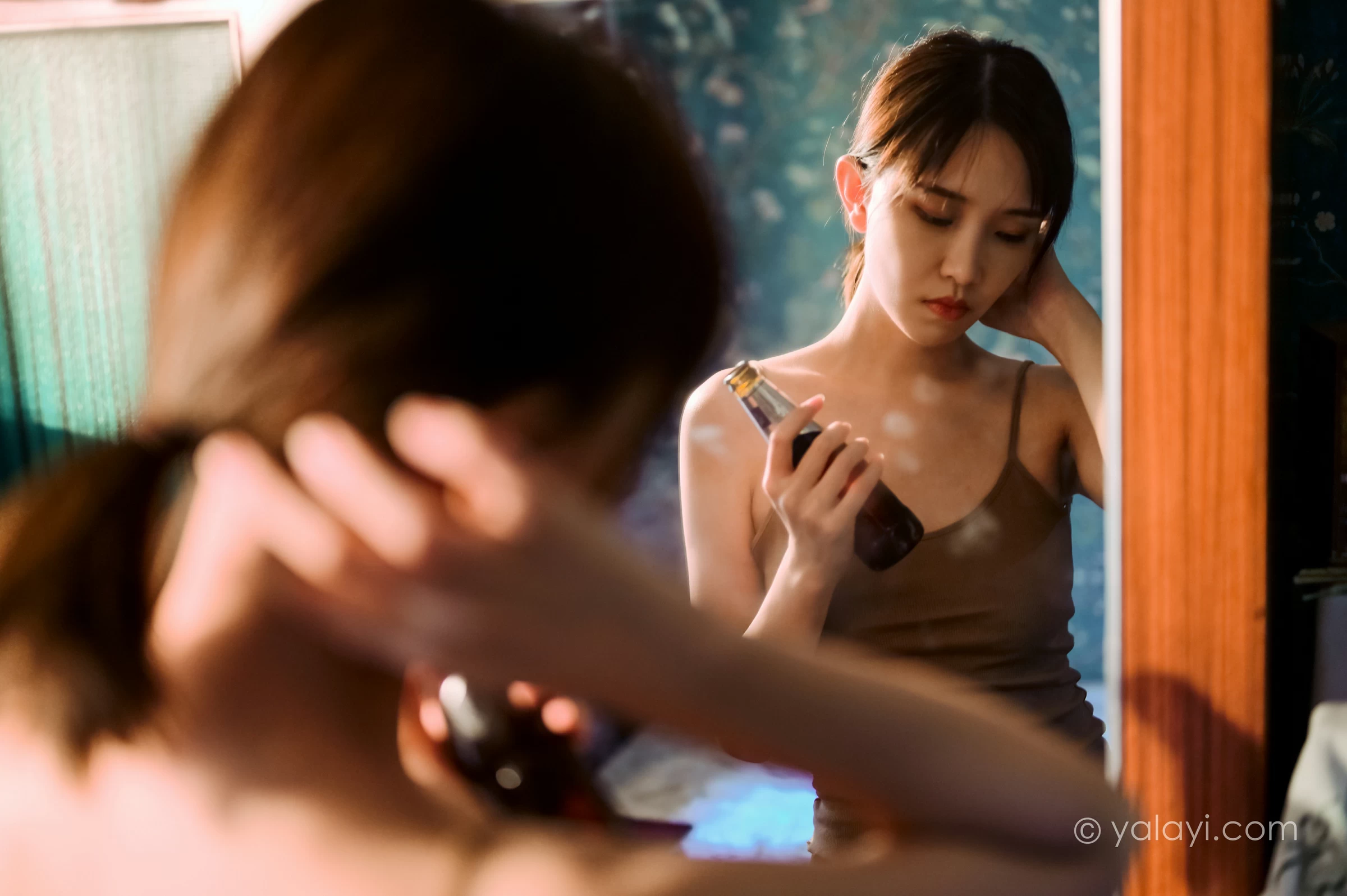 [YALAYI雅拉伊]NO.689 《黯然》 妍妍 橙色性感小背心加棕色短裙性感私房写真集第3张