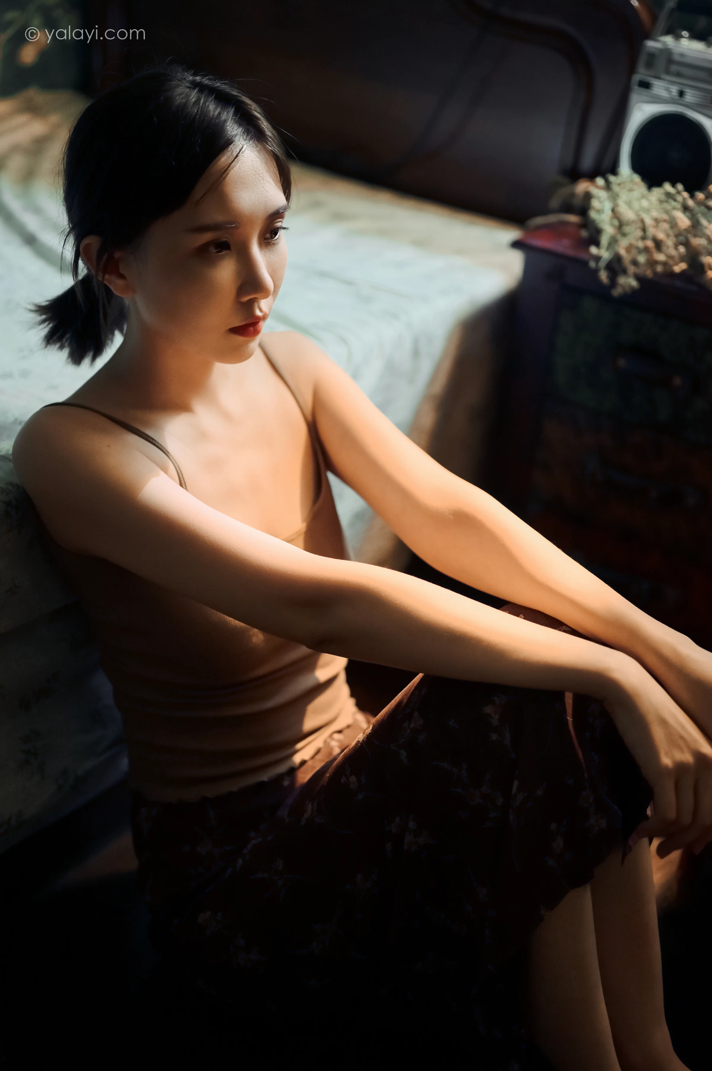 [YALAYI雅拉伊]NO.689 《黯然》 妍妍 橙色性感小背心加棕色短裙性感私房写真集第11张