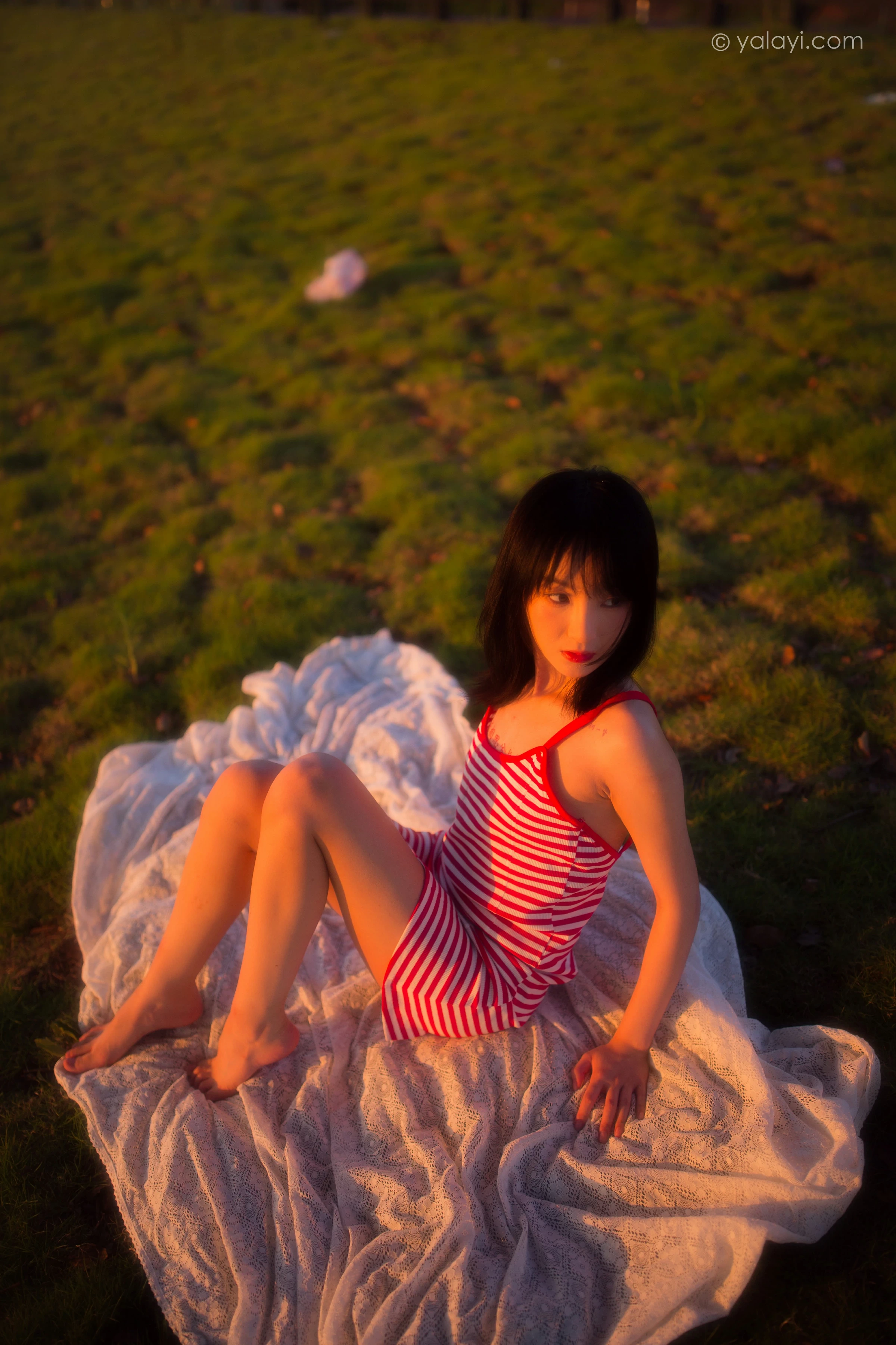 [YALAYI雅拉伊]NO.690 《红了》 落落 红色吊带连衣裙写真第5张
