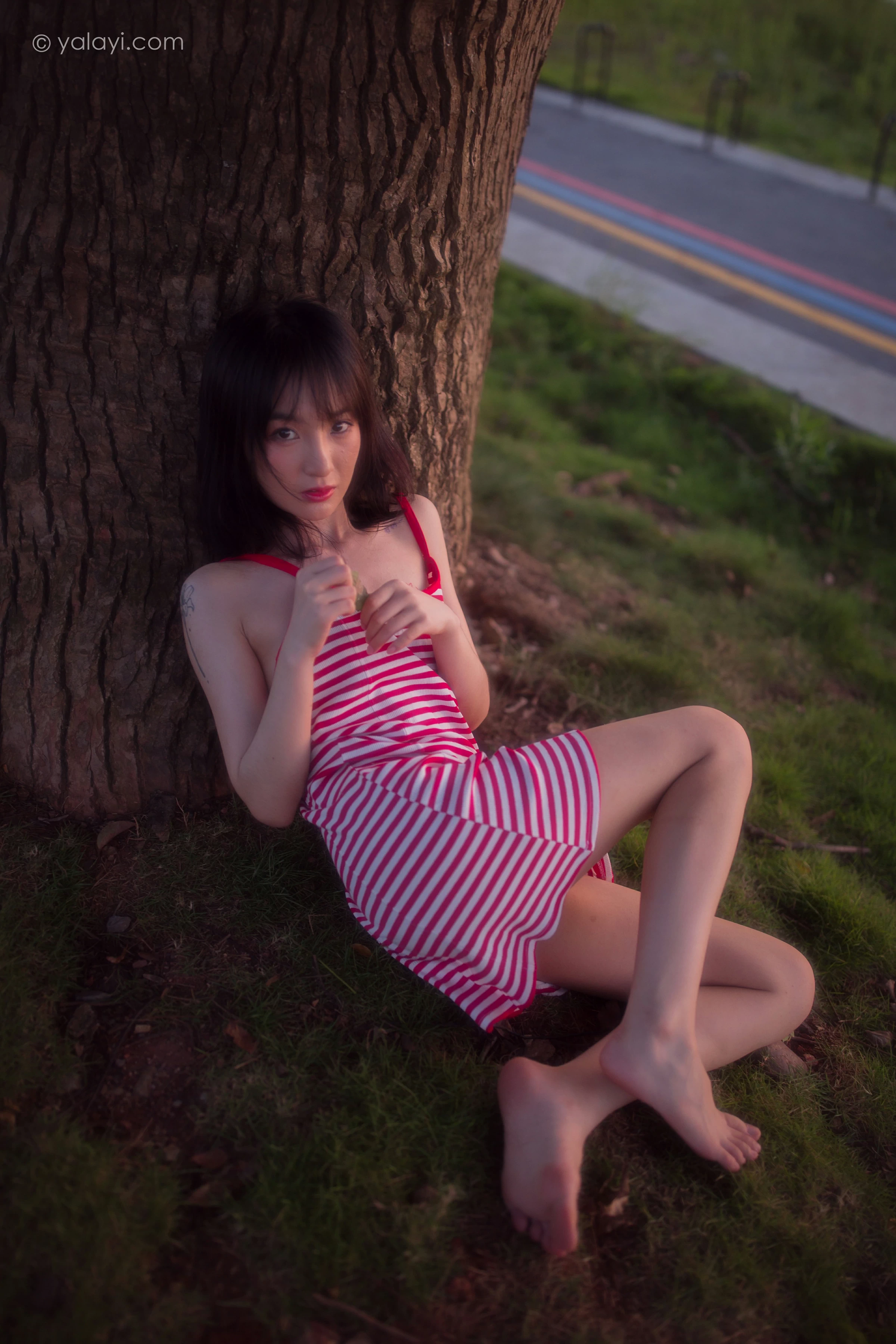 [YALAYI雅拉伊]NO.690 《红了》 落落 红色吊带连衣裙写真第12张
