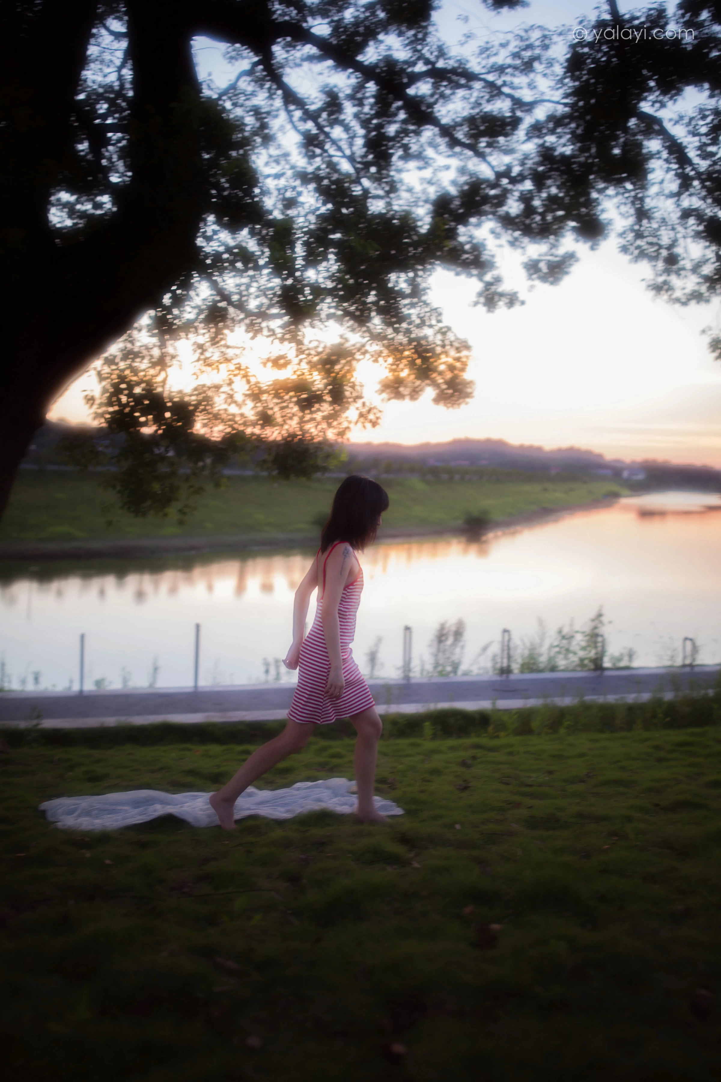 [YALAYI雅拉伊]NO.690 《红了》 落落 红色吊带连衣裙写真第15张