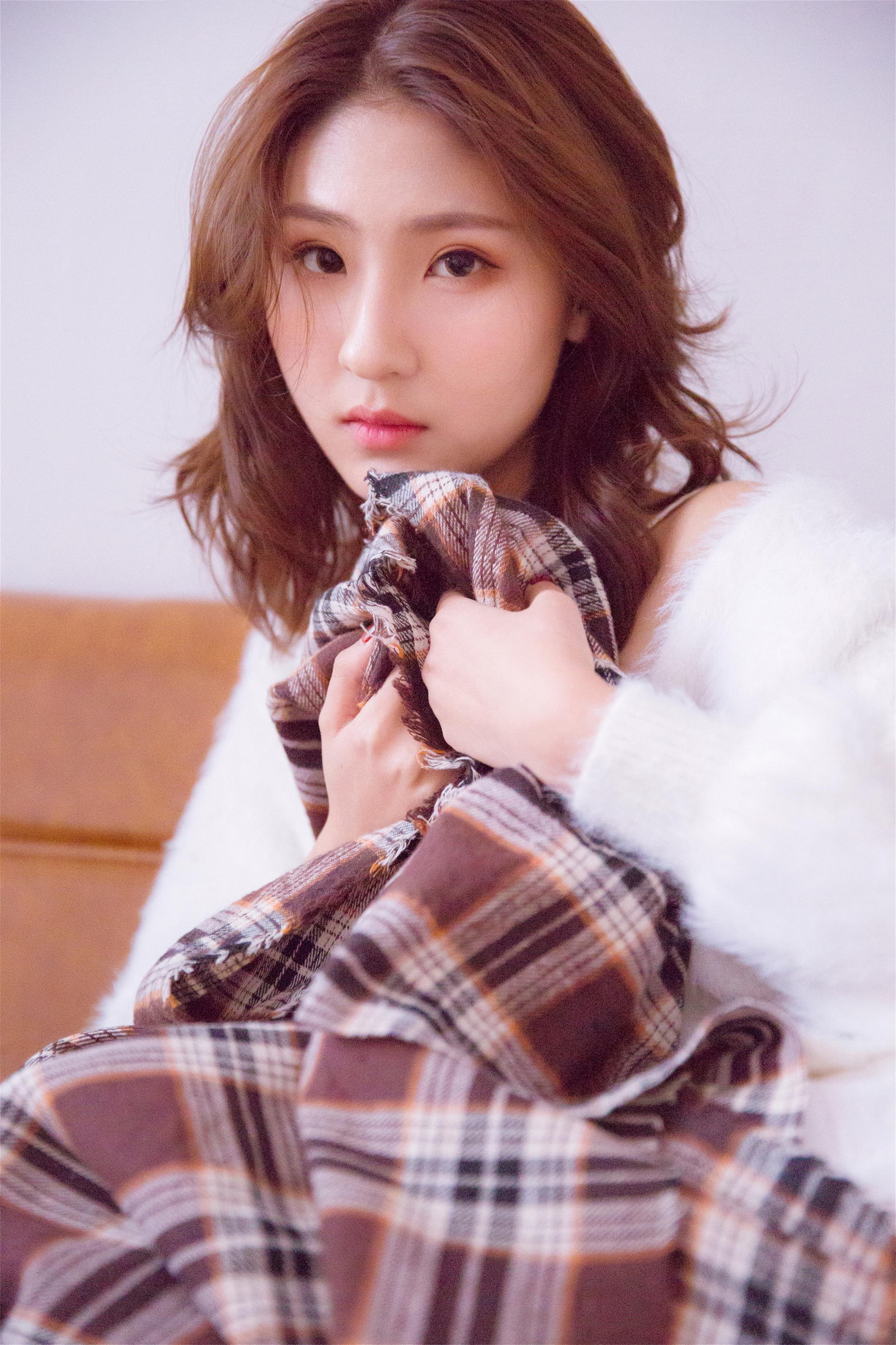 [YALAYI雅拉伊]2021.11.26 美丽的花火 居家女友 白色外套加吊带蕾丝连衣裙清纯写真集第8张