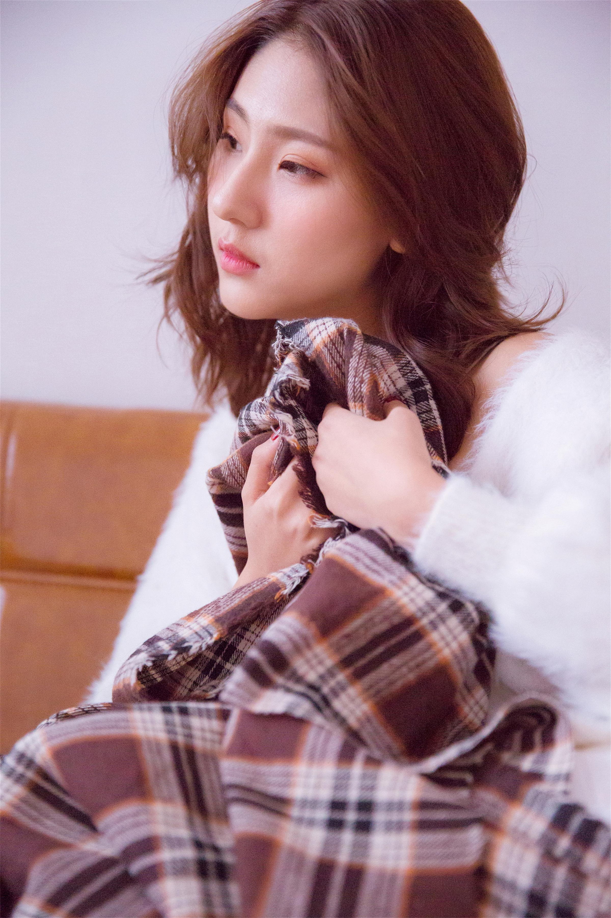 [YALAYI雅拉伊]2021.11.26 美丽的花火 居家女友 白色外套加吊带蕾丝连衣裙清纯写真集第8张