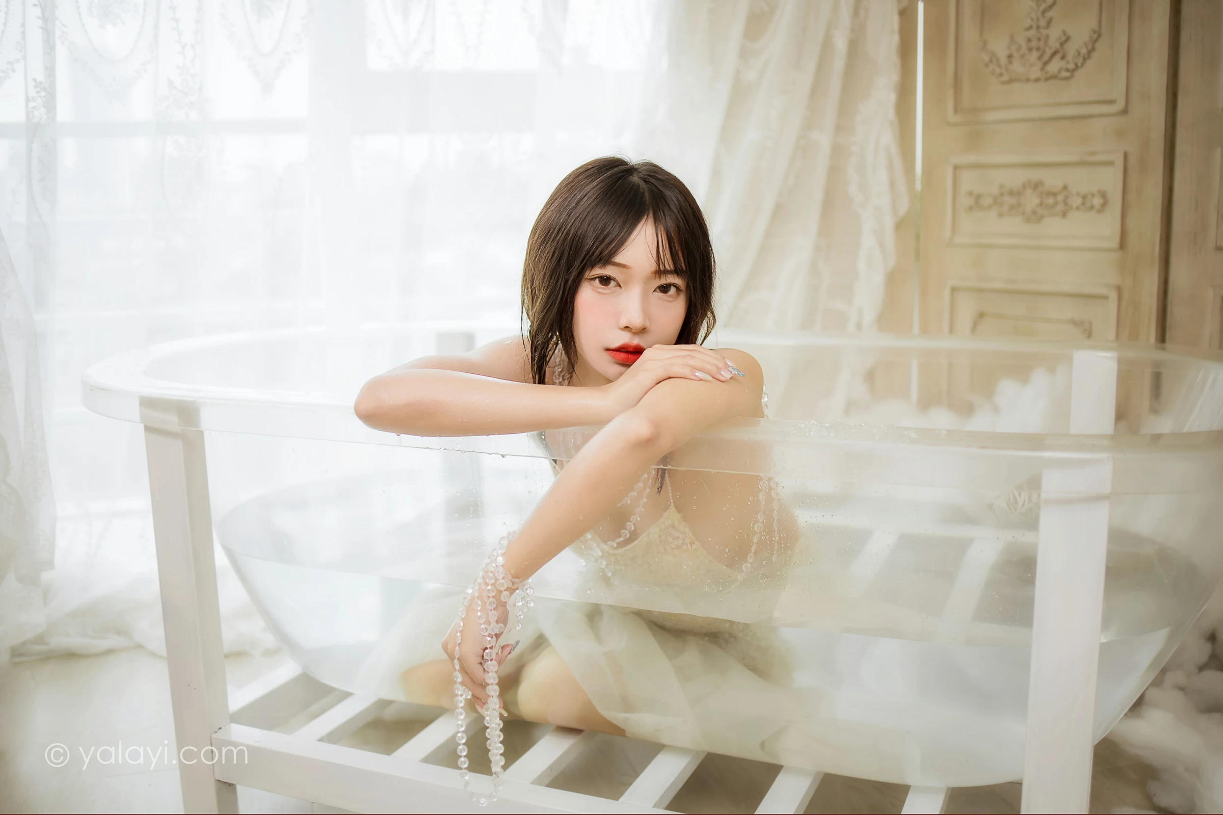[YALAYI雅拉伊]2021.11.22 水中白莲 阿禾 白色透视裸背礼服裙性感私房写真集第14张