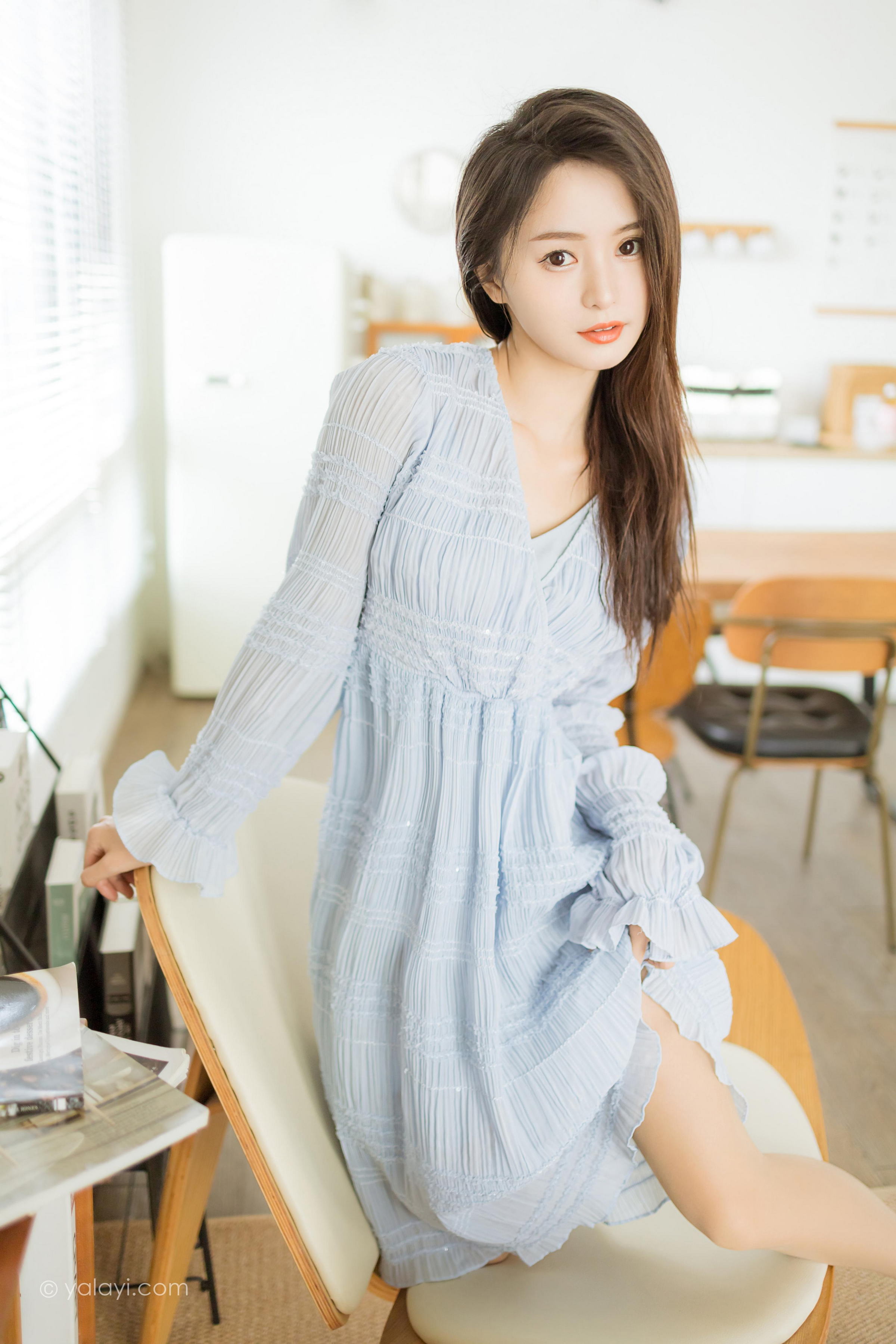 [YALAYI雅拉伊]2022.07.08 糖的滋味 沐兰 淡蓝色透视连衣裙加肉丝美腿清纯写真集第5张