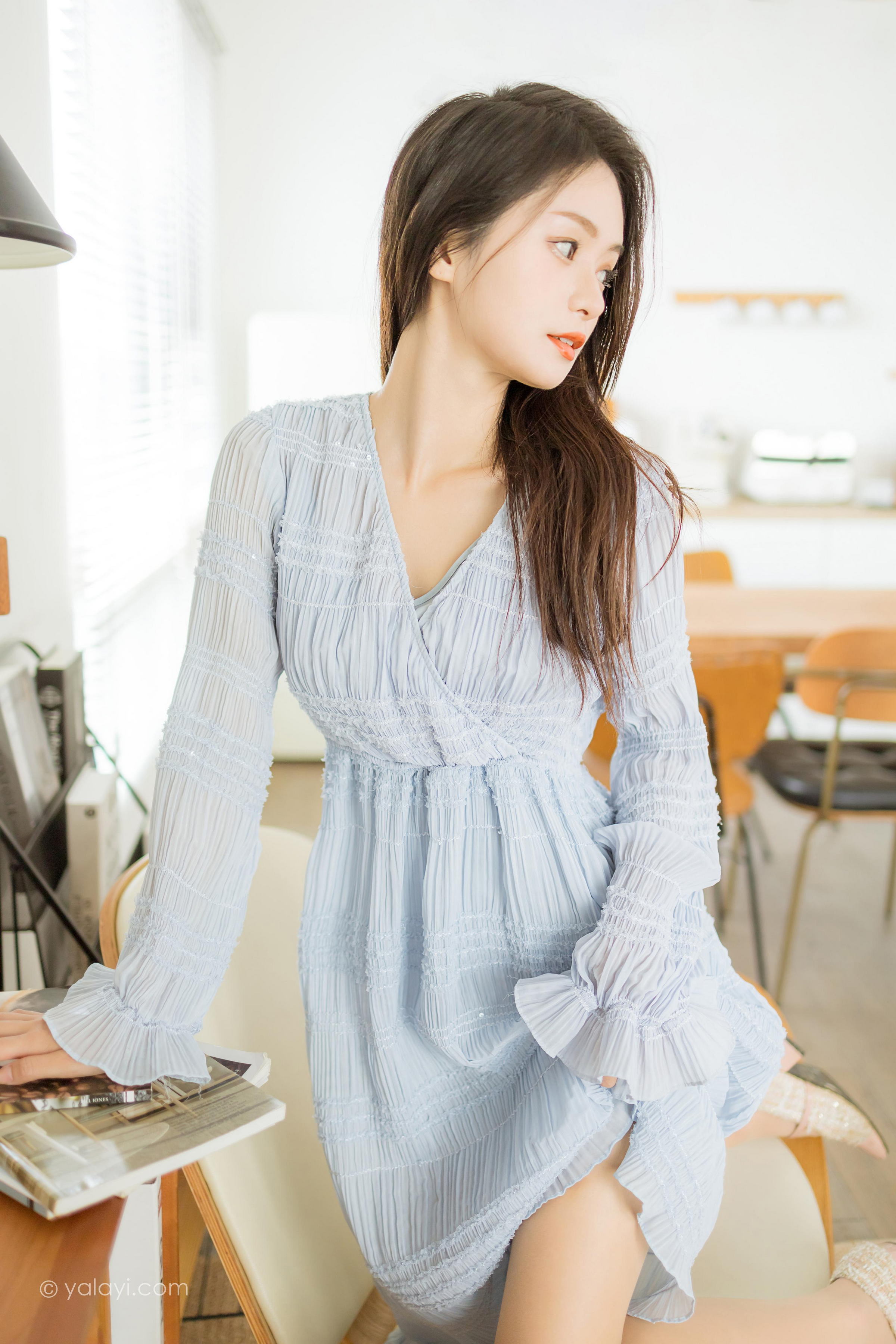 [YALAYI雅拉伊]2022.07.08 糖的滋味 沐兰 淡蓝色透视连衣裙加肉丝美腿清纯写真集第7张