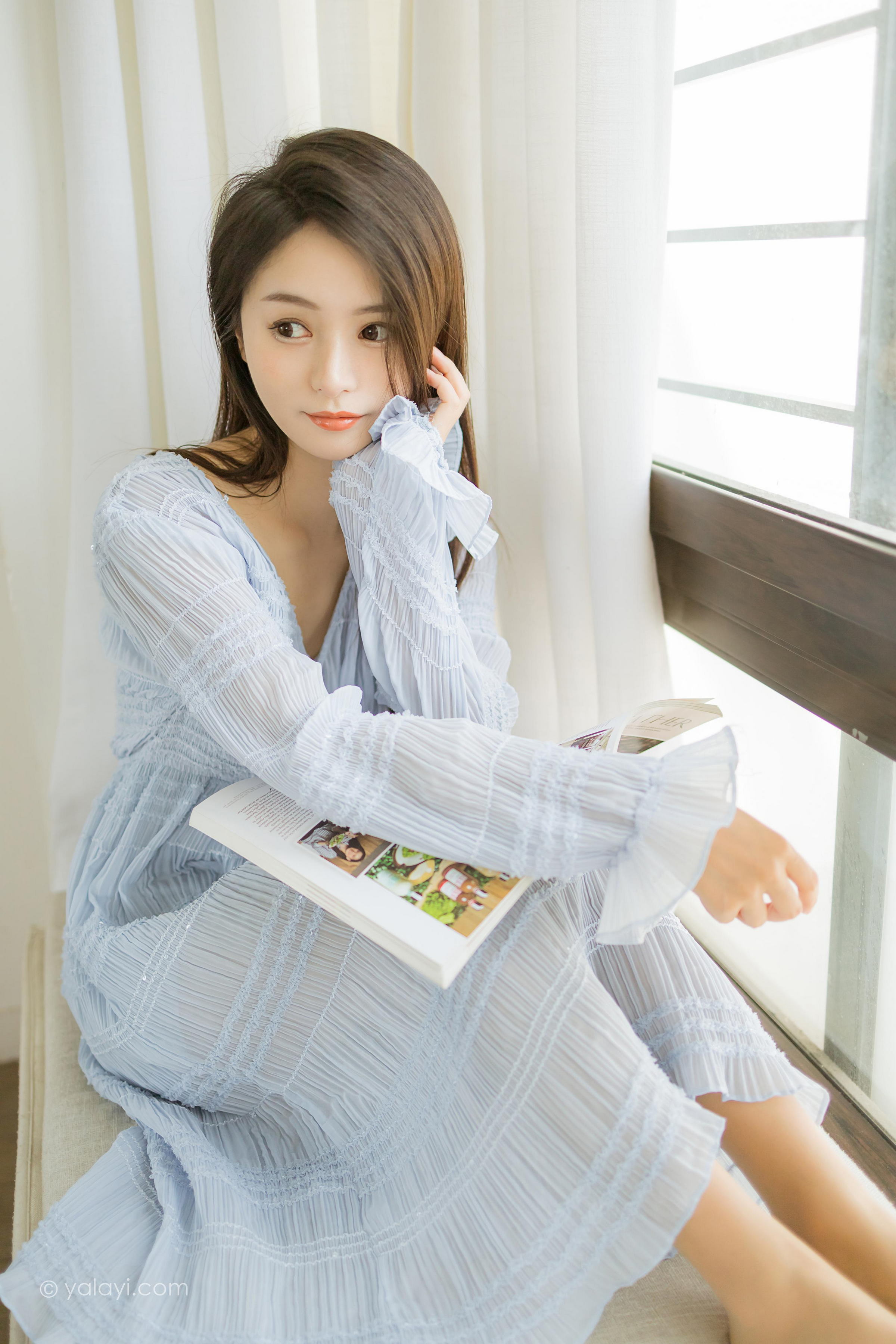 [YALAYI雅拉伊]2022.07.08 糖的滋味 沐兰 淡蓝色透视连衣裙加肉丝美腿清纯写真集第11张