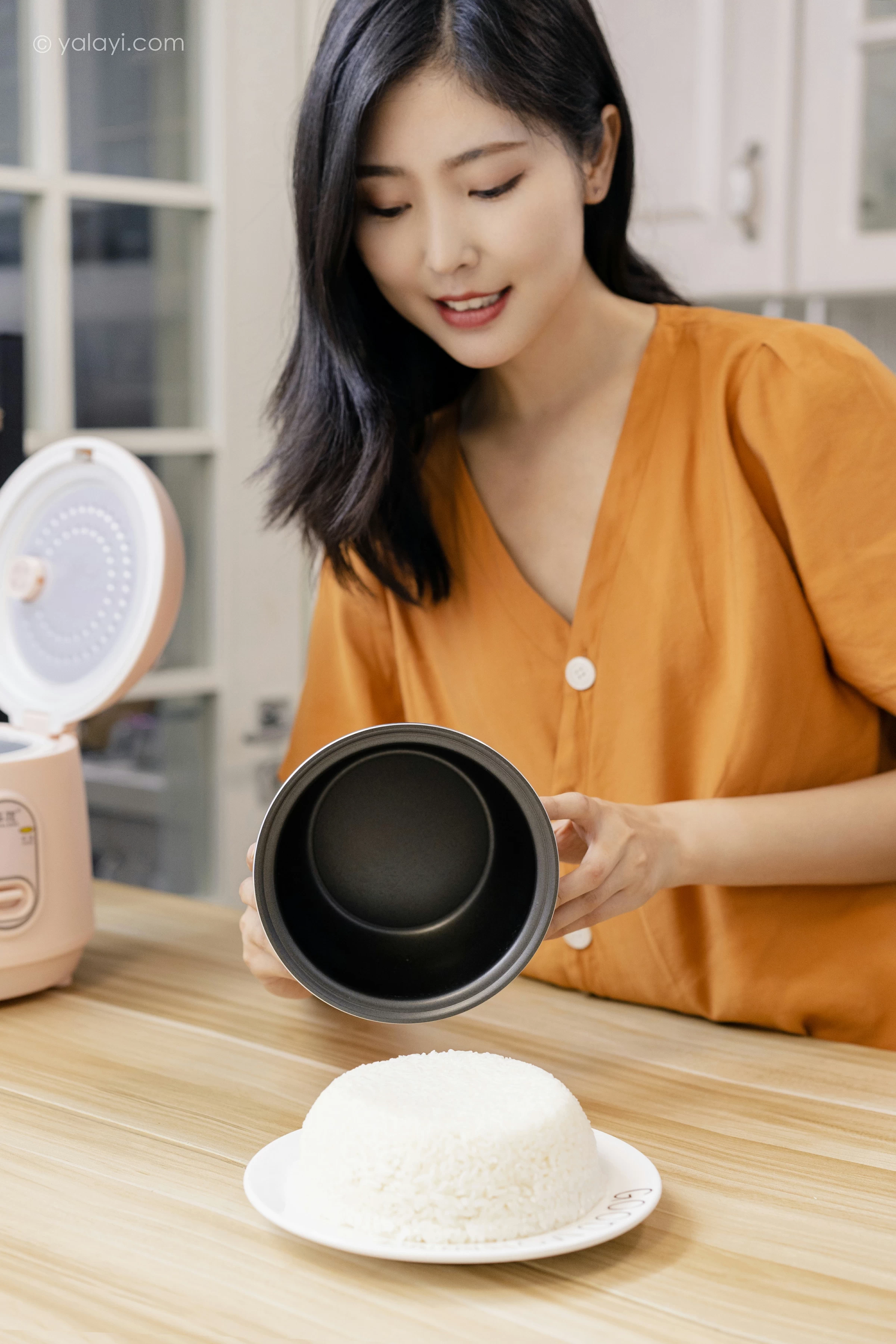 [YALAYI雅拉伊]NO.692 《小幸福》 苍儿 橙色衬衫加灰色短裤性感私房写真集第6张