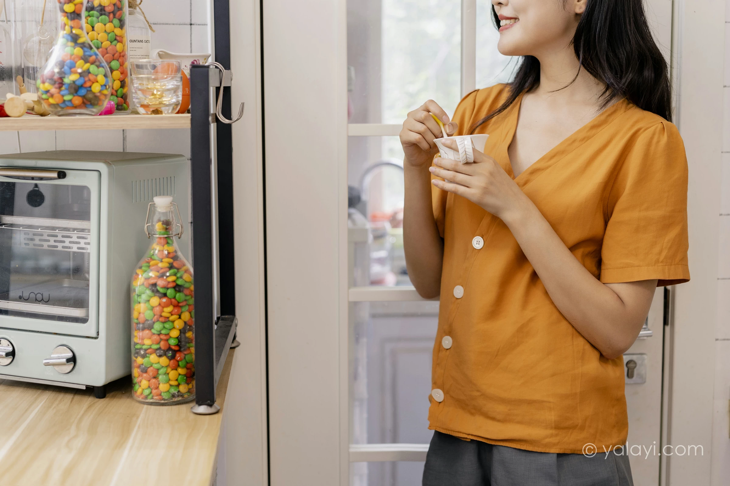 [YALAYI雅拉伊]NO.692 《小幸福》 苍儿 橙色衬衫加灰色短裤性感私房写真集第5张