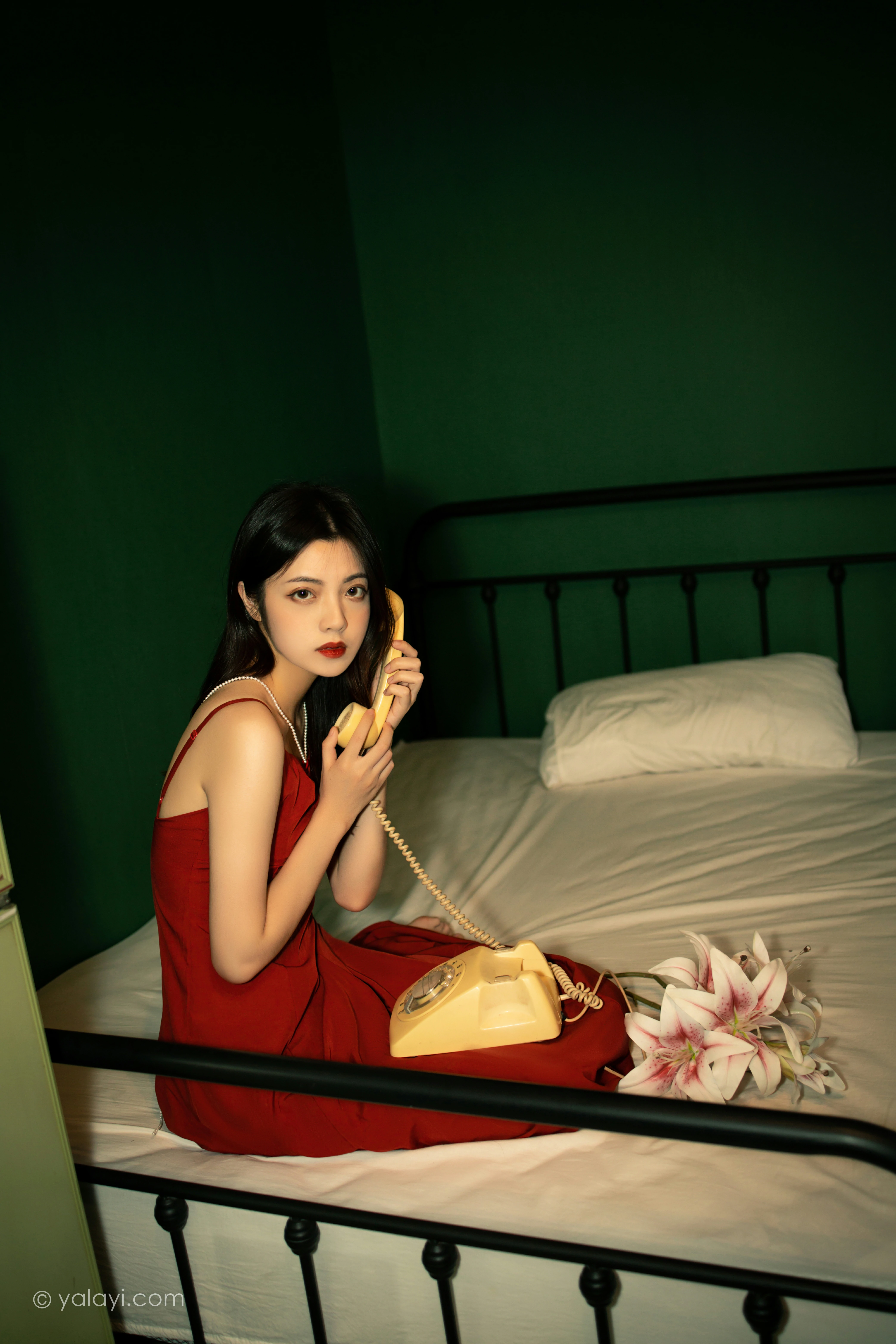 [YALAYI雅拉伊]NO.855 回到过去 梓文 红色吊带裸背连衣裙居家性感写真集第1张