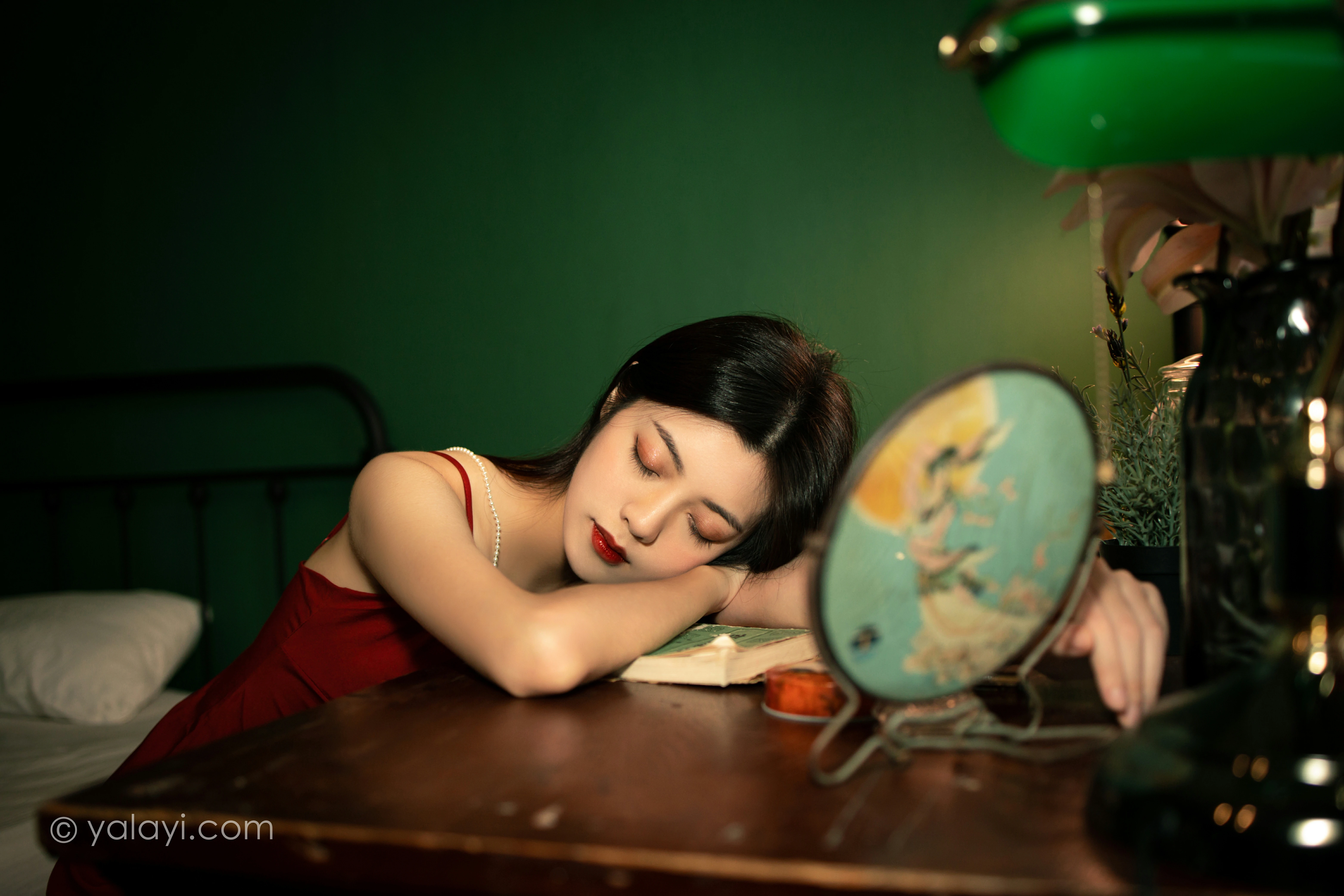 [YALAYI雅拉伊]NO.855 回到过去 梓文 红色吊带裸背连衣裙居家性感写真集第7张
