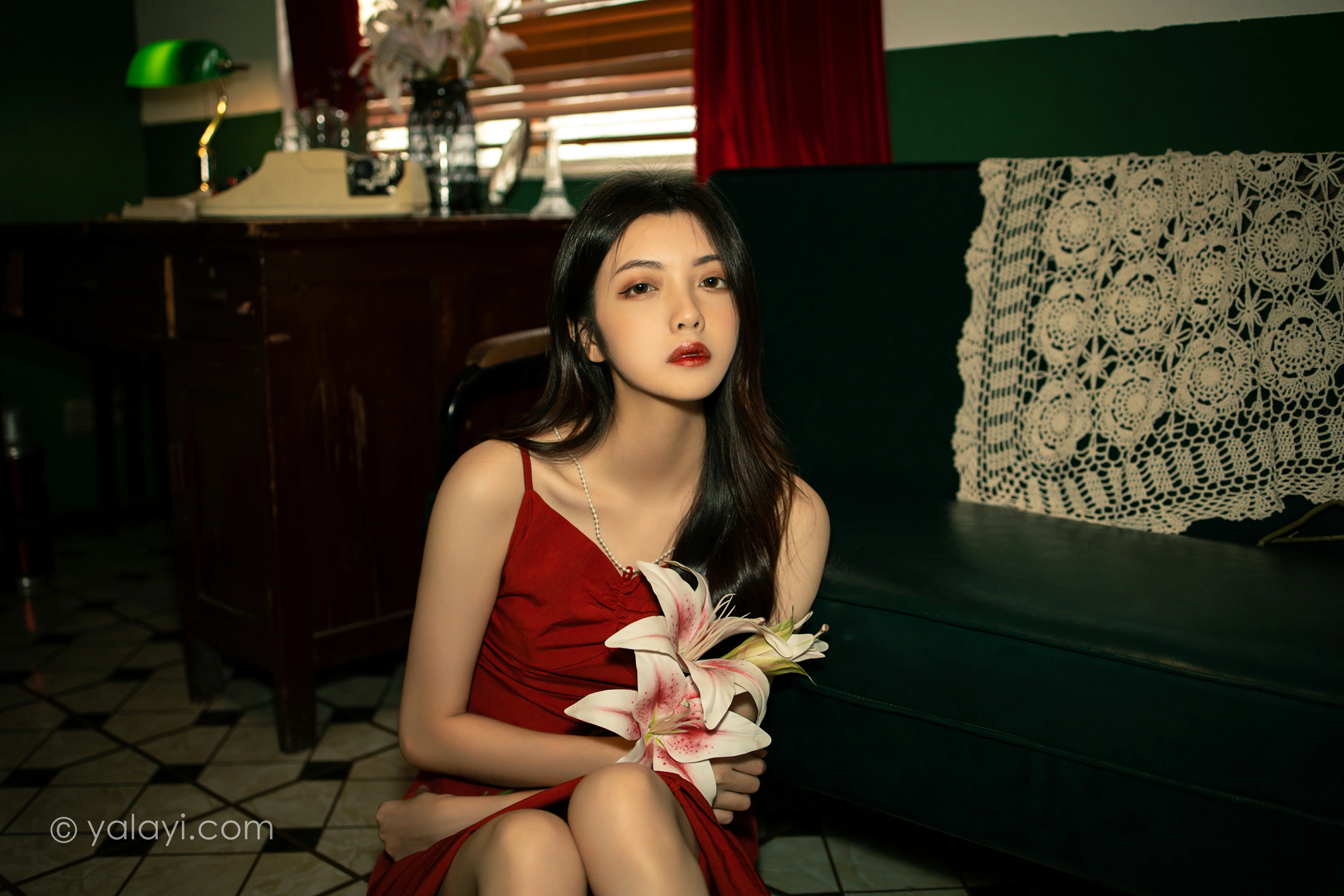 [YALAYI雅拉伊]NO.855 回到过去 梓文 红色吊带裸背连衣裙居家性感写真集第13张