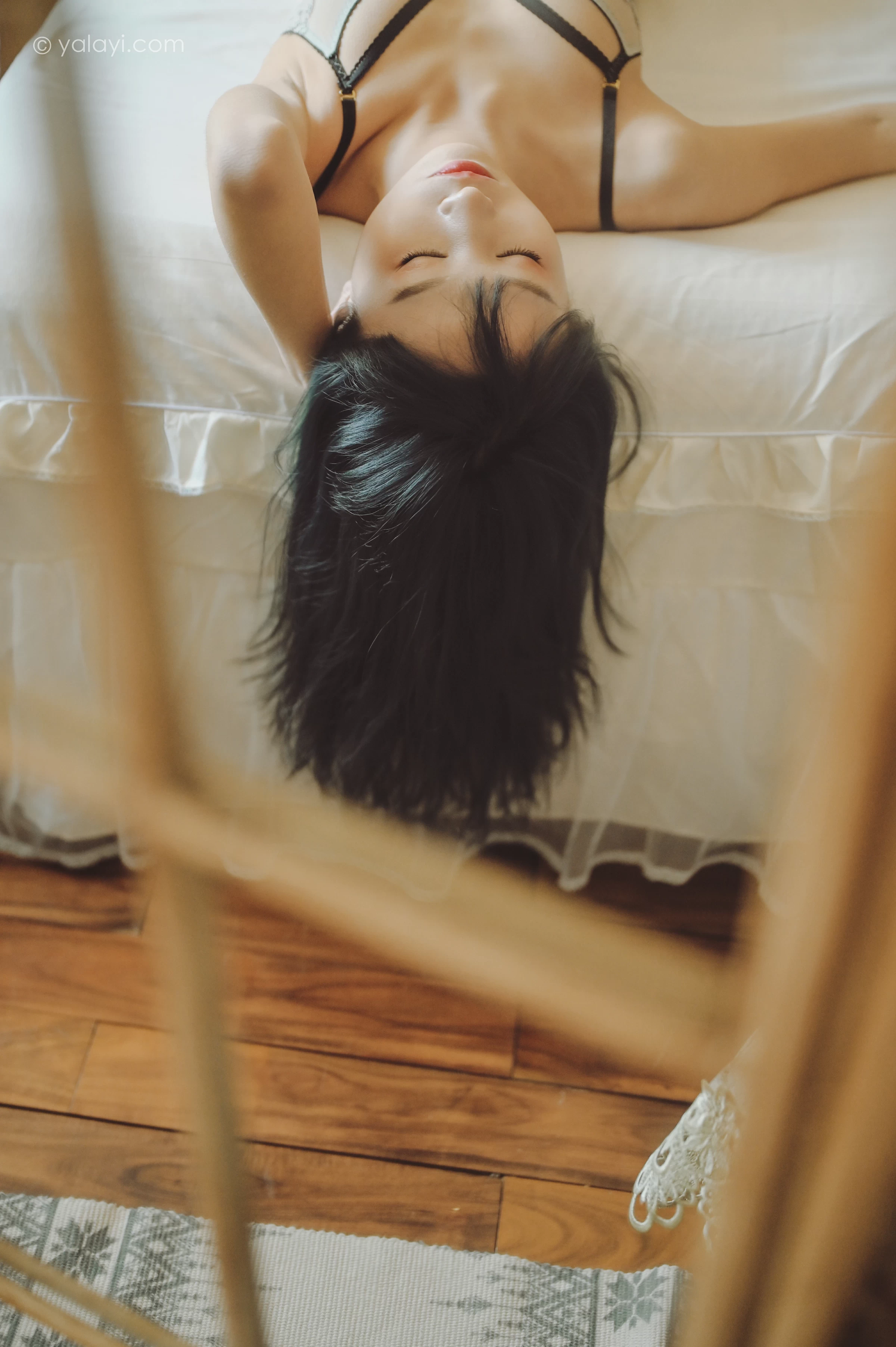 [YALAYI雅拉伊]NO.707 《探香闺》 田也 白色蕾丝内衣居家性感私房写真集第3张
