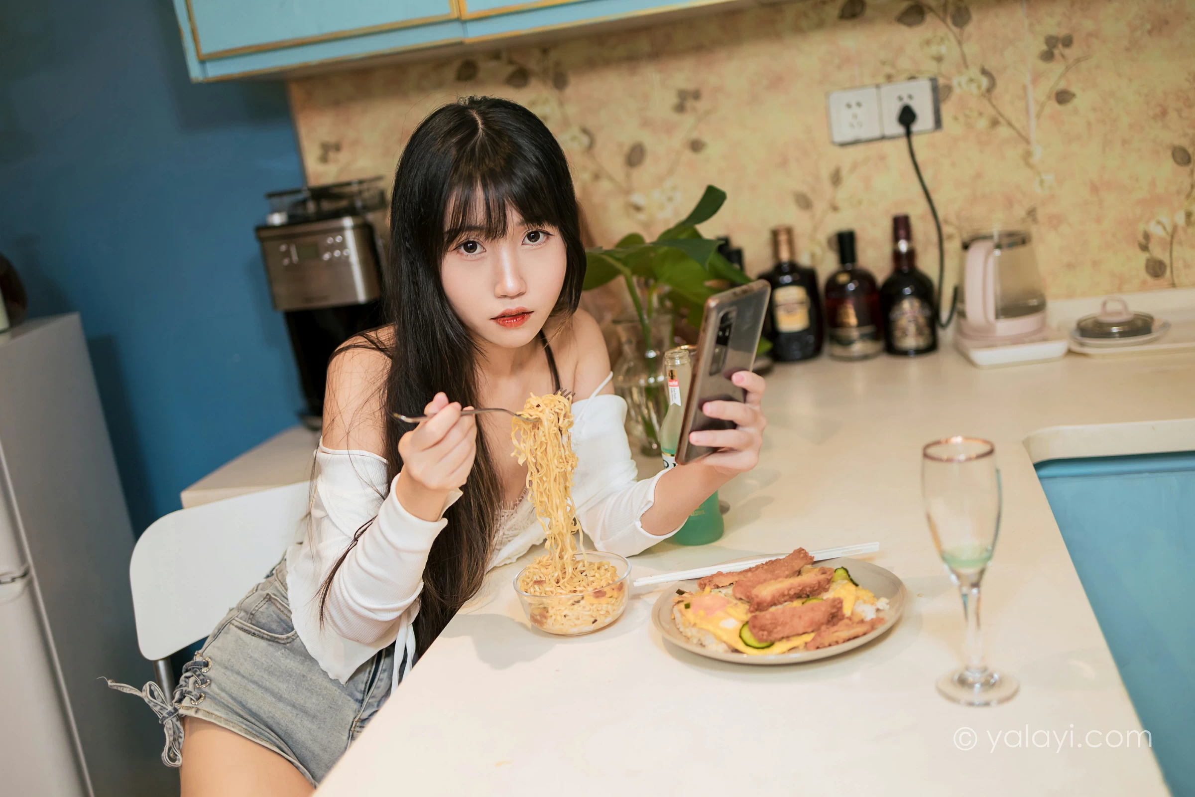 [YALAYI雅拉伊]2021.11.26 在一起每天都是纪念日 弈思 白色衬衫与牛仔短裤加蕾丝内衣性感写真集第12张