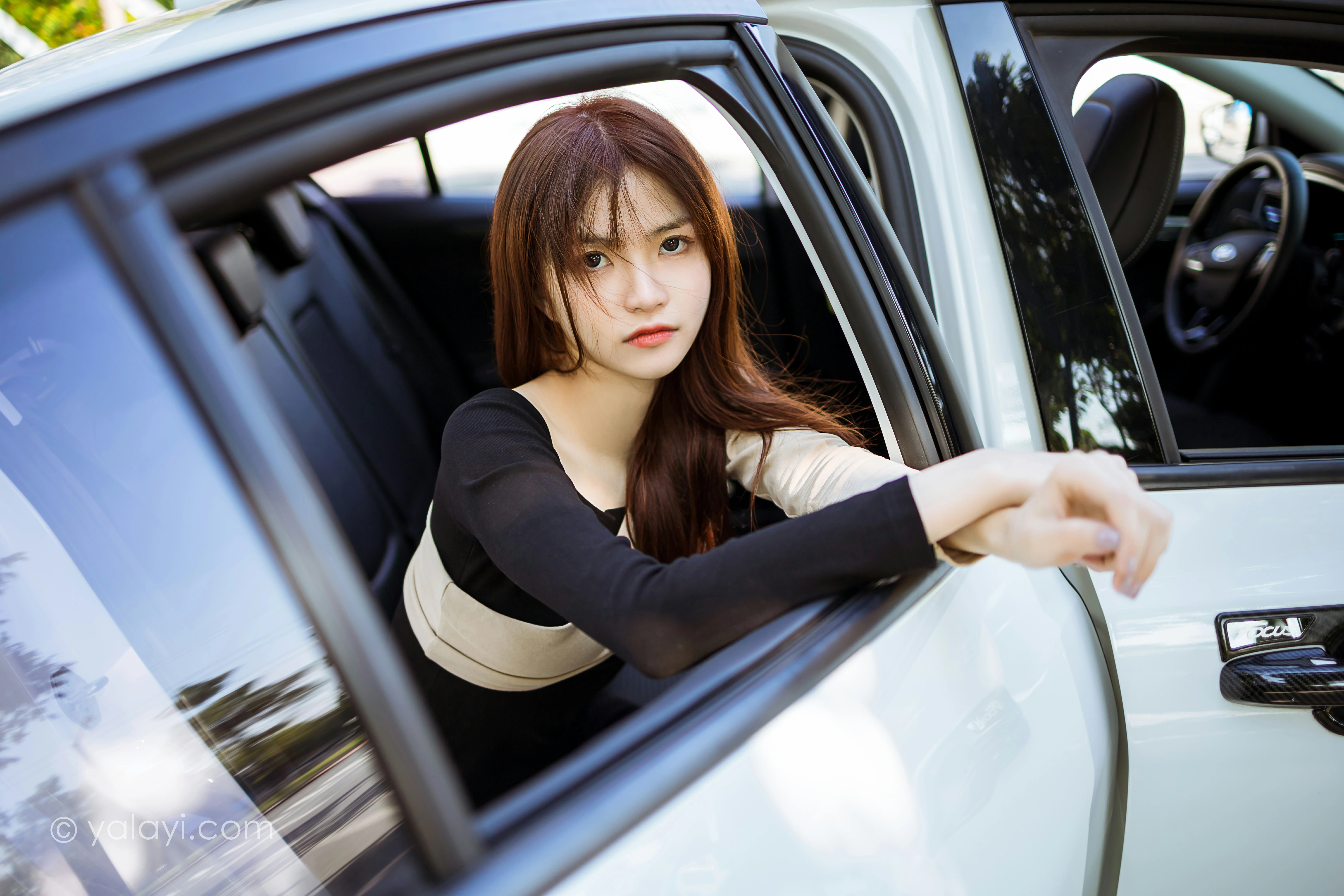 [YALAYI雅拉伊]2021.11.10 兜风 茹莎 黑色连身礼服裙性感写真集第2张