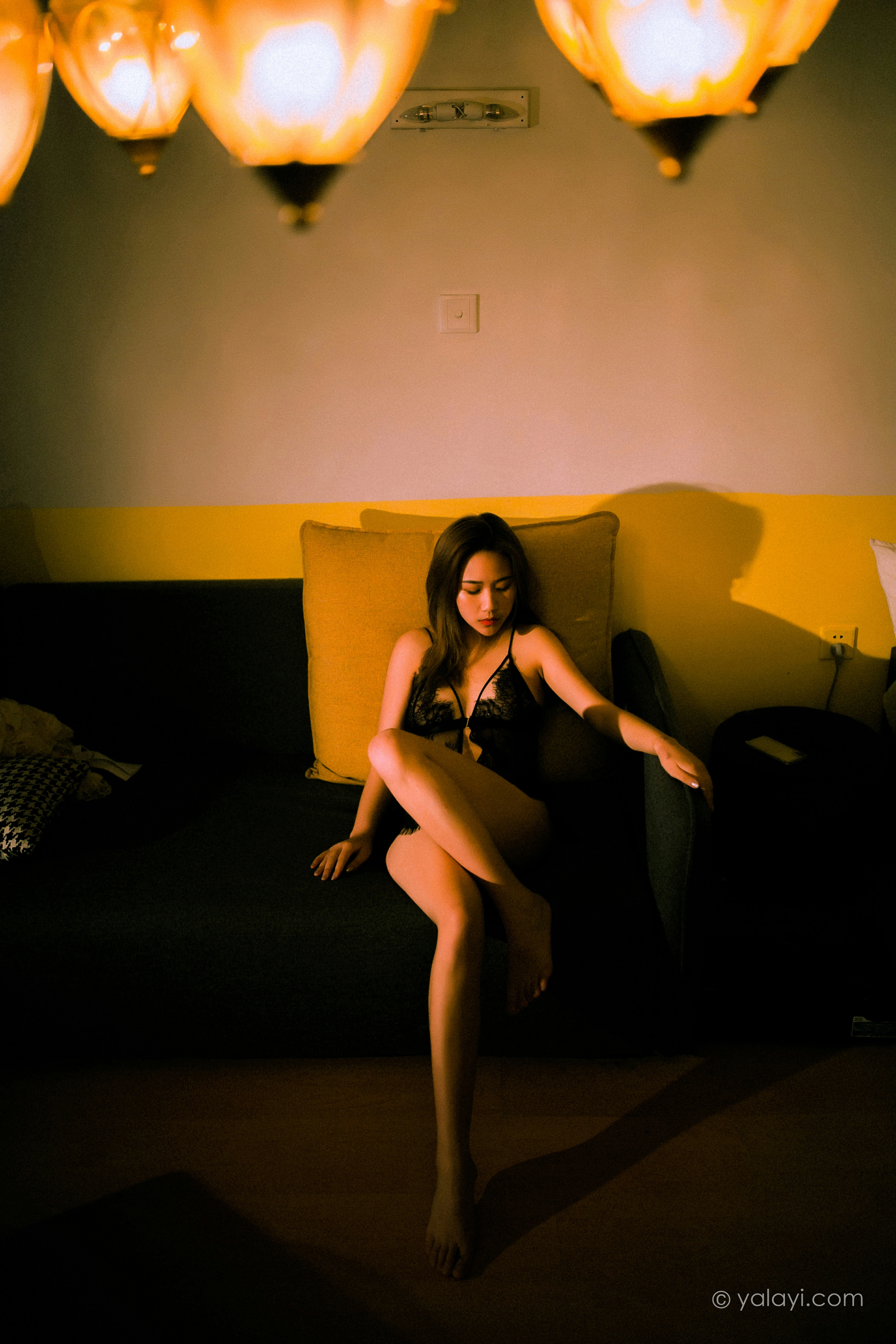 [YALAYI雅拉伊]2021.11.12 夜已深 岳璐璐 黑色蕾丝睡衣与粉色情趣内衣性感写真集第7张