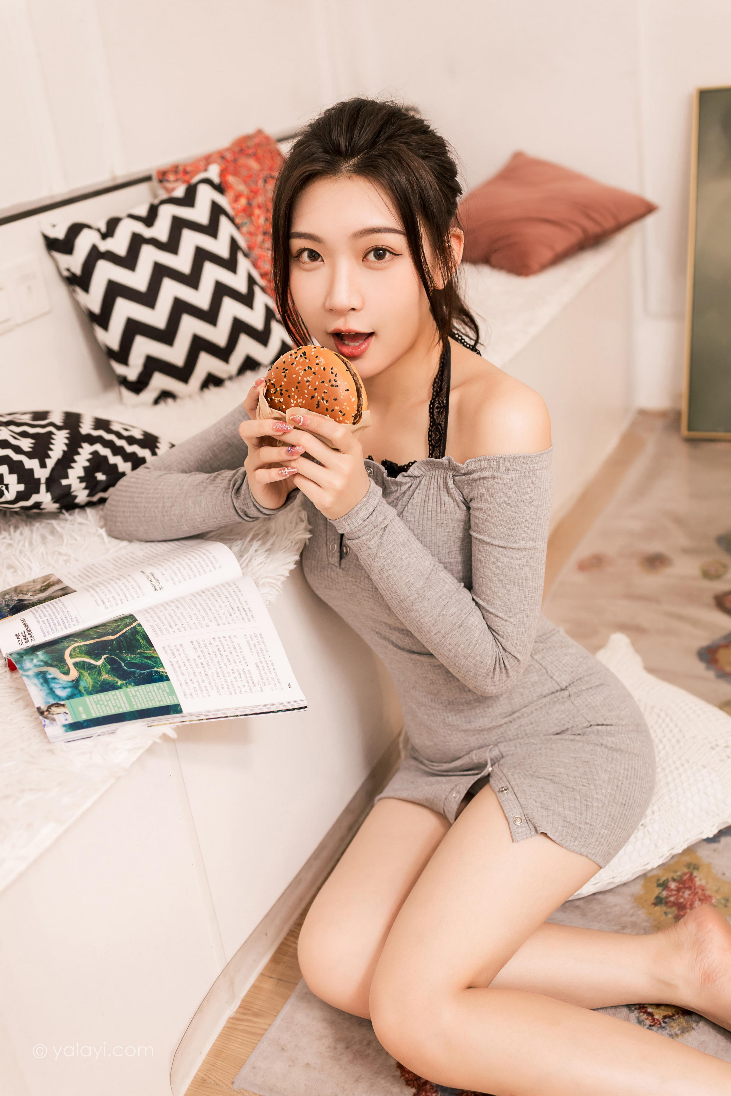 [YALAYI雅拉伊]2022.06.14 甜言蜜语 徐小云 灰色连衣裙加黑色蕾丝内衣性感私房写真集第6张