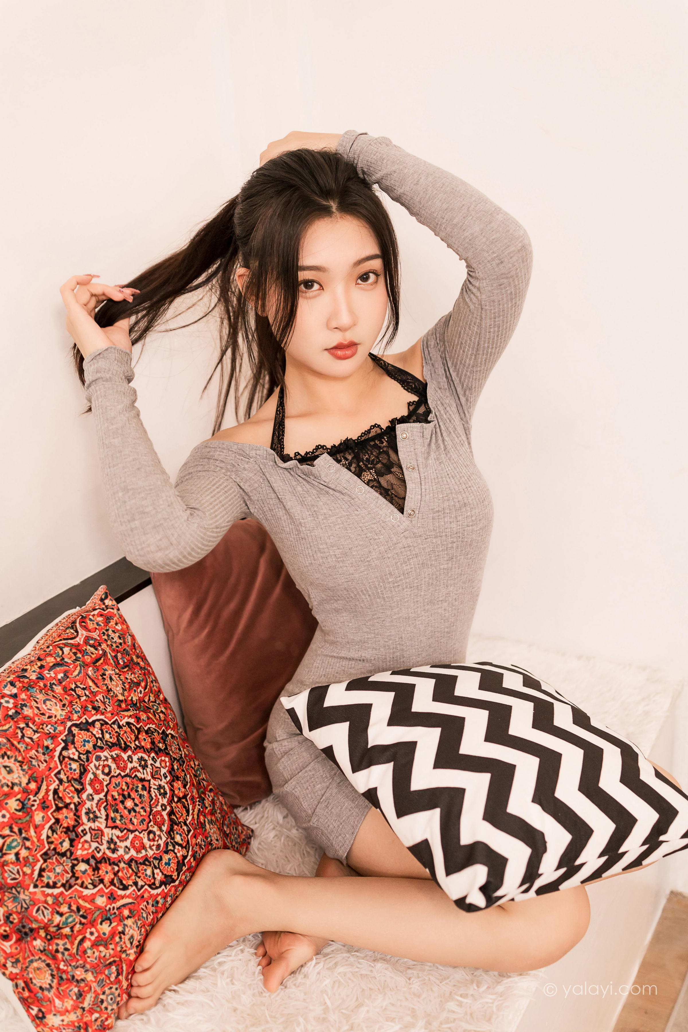 [YALAYI雅拉伊]2022.06.14 甜言蜜语 徐小云 灰色连衣裙加黑色蕾丝内衣性感私房写真集第8张