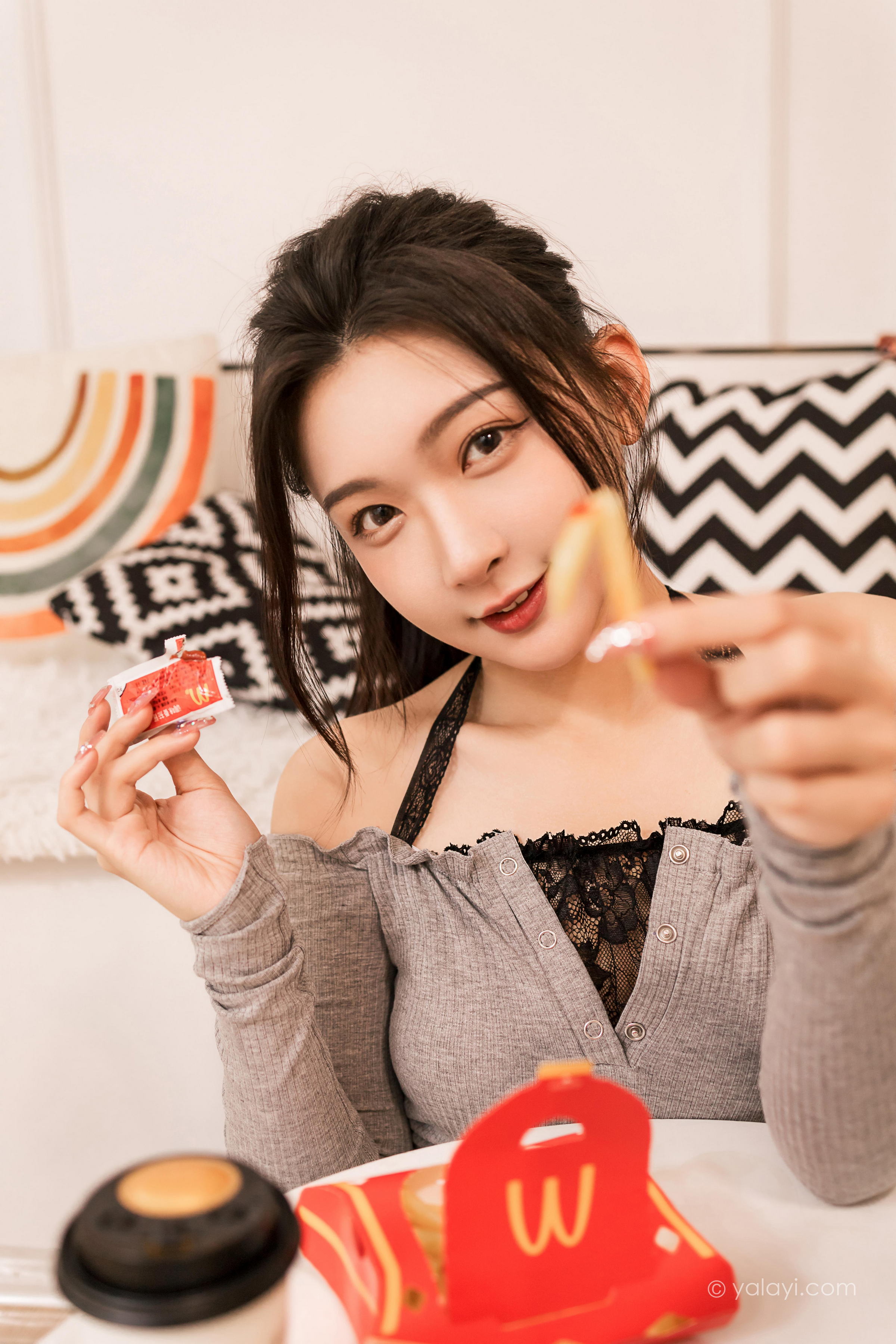 [YALAYI雅拉伊]2022.06.14 甜言蜜语 徐小云 灰色连衣裙加黑色蕾丝内衣性感私房写真集第3张