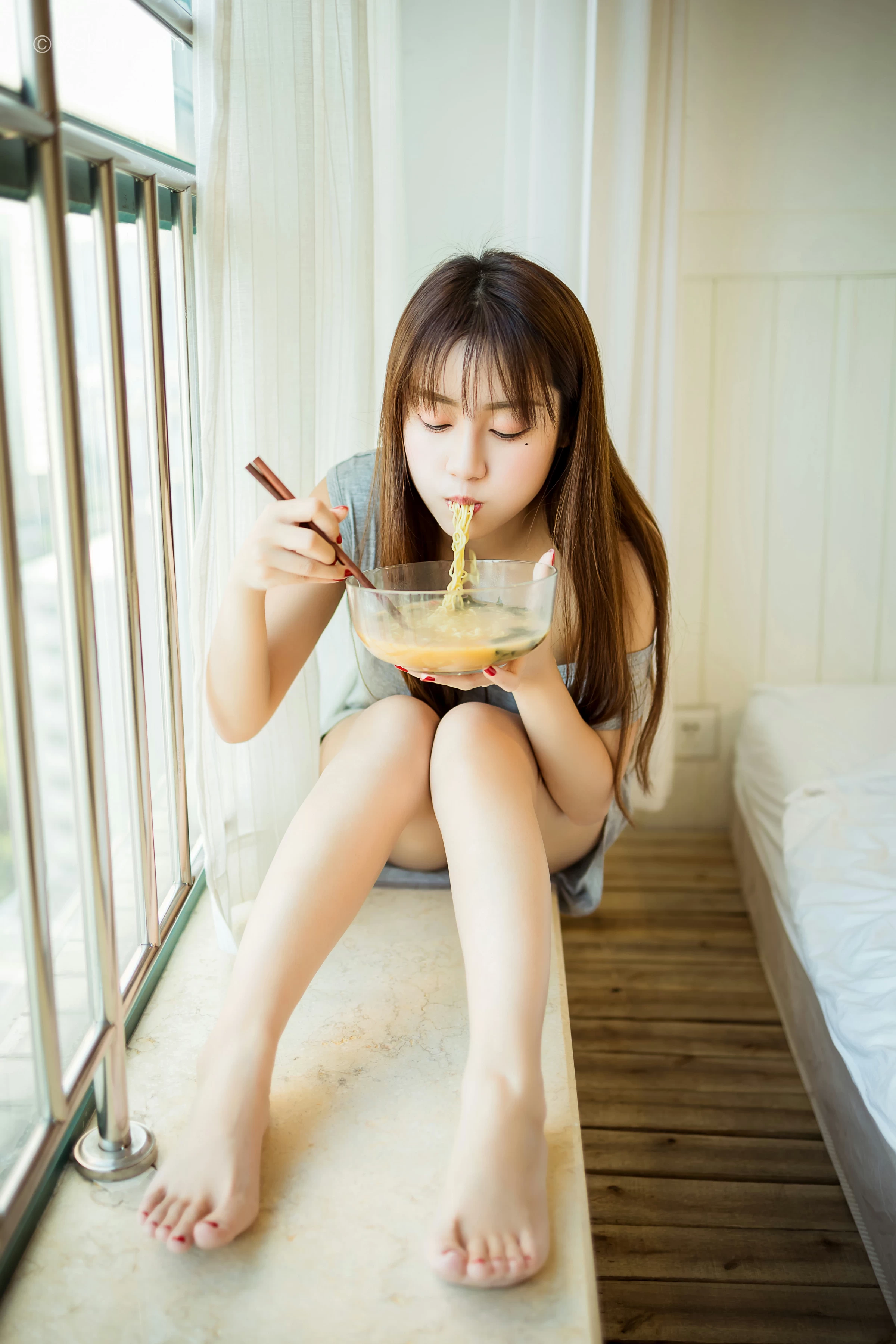 [YALAYI雅拉伊]NO.710 《吃货女友》 虞艺 灰色连衣裙居家性感私房写真集第10张