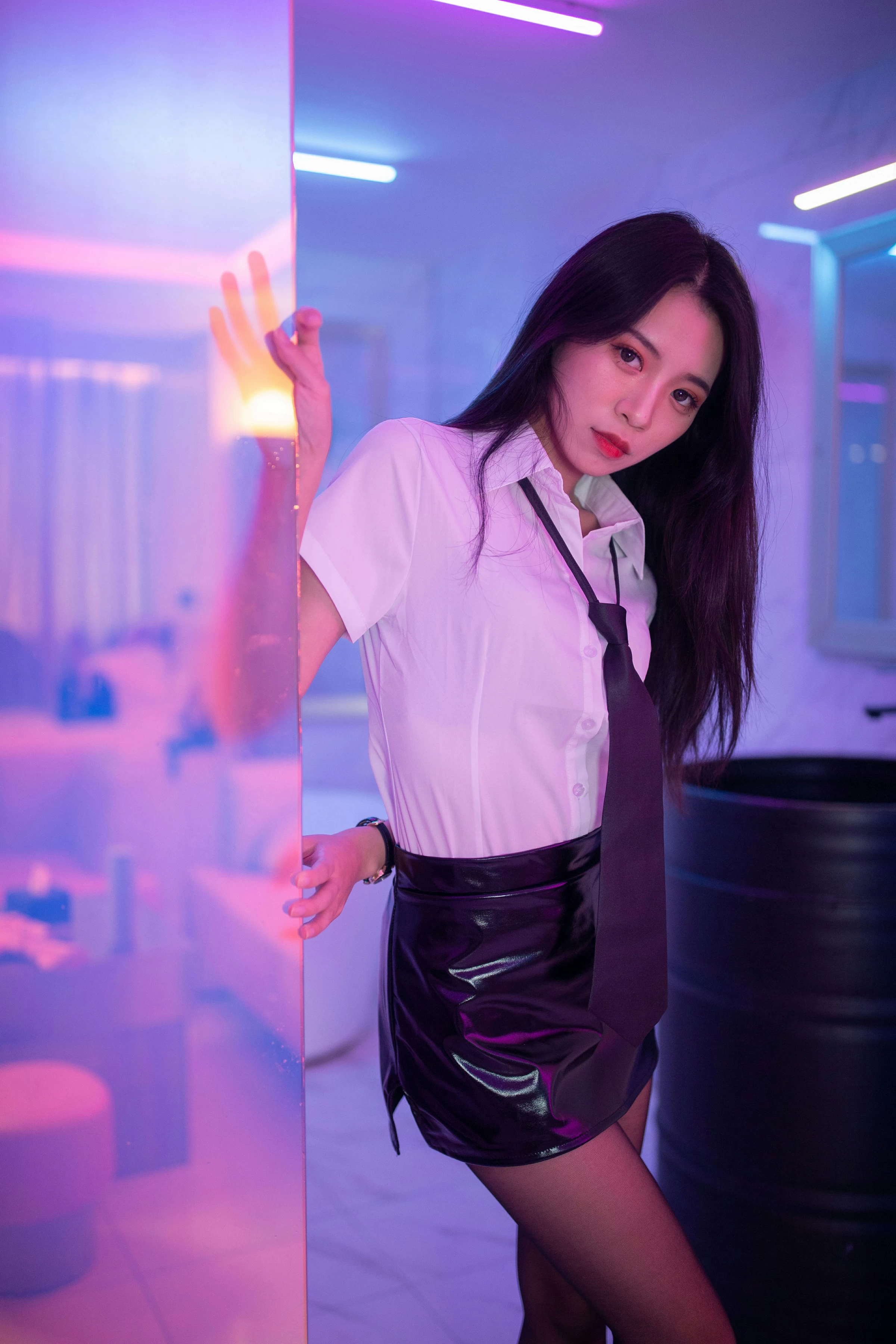 [YALAYI雅拉伊]NO.722 《霓虹甜心》 丽雅 白色衬衫与黑色短裙加黑丝美腿性感私房写真集第2张