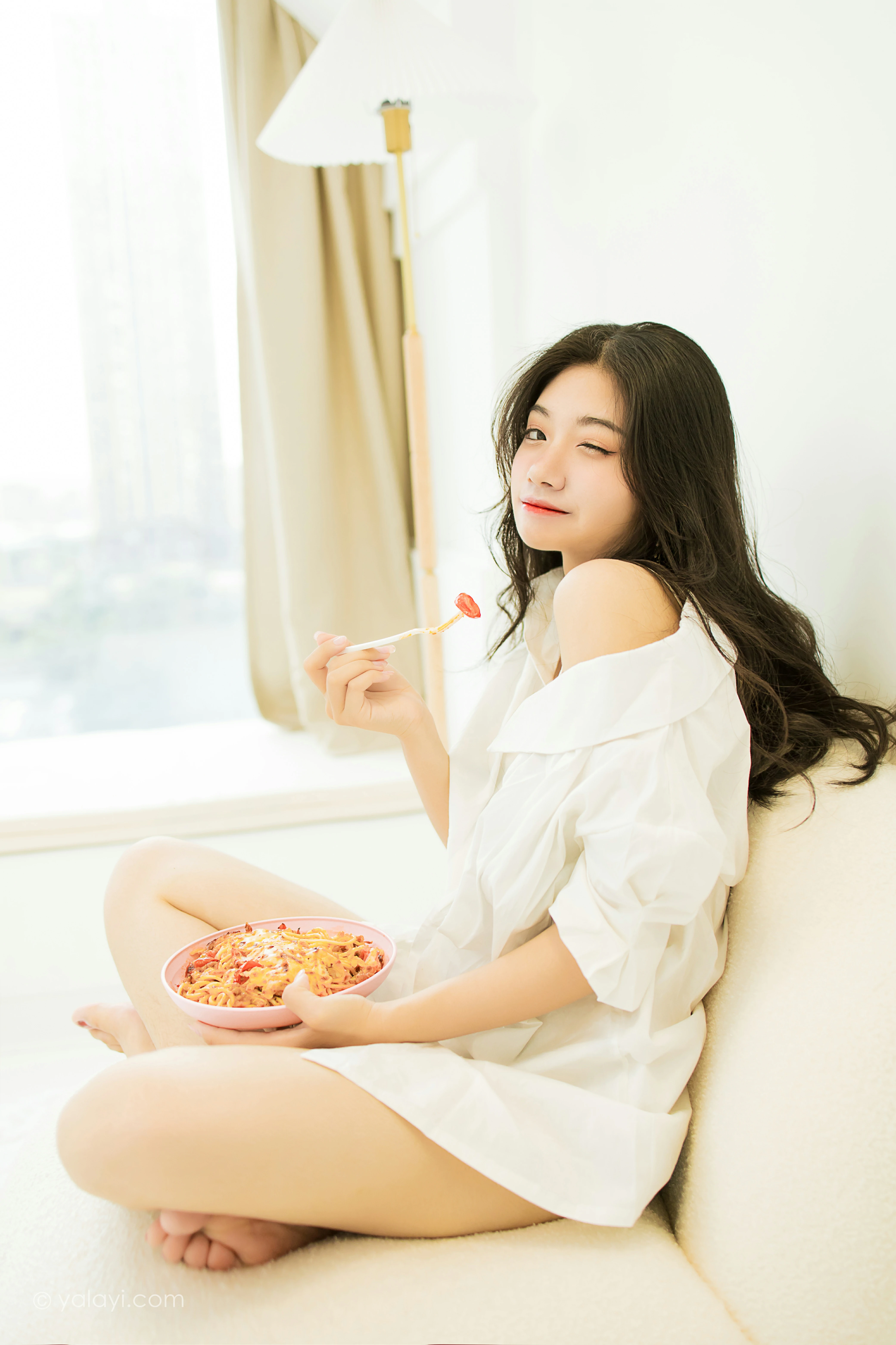 [YALAYI雅拉伊]NO.846 亲密爱人 孙小怡 白色衬衫加内衣性感私房写真集第11张