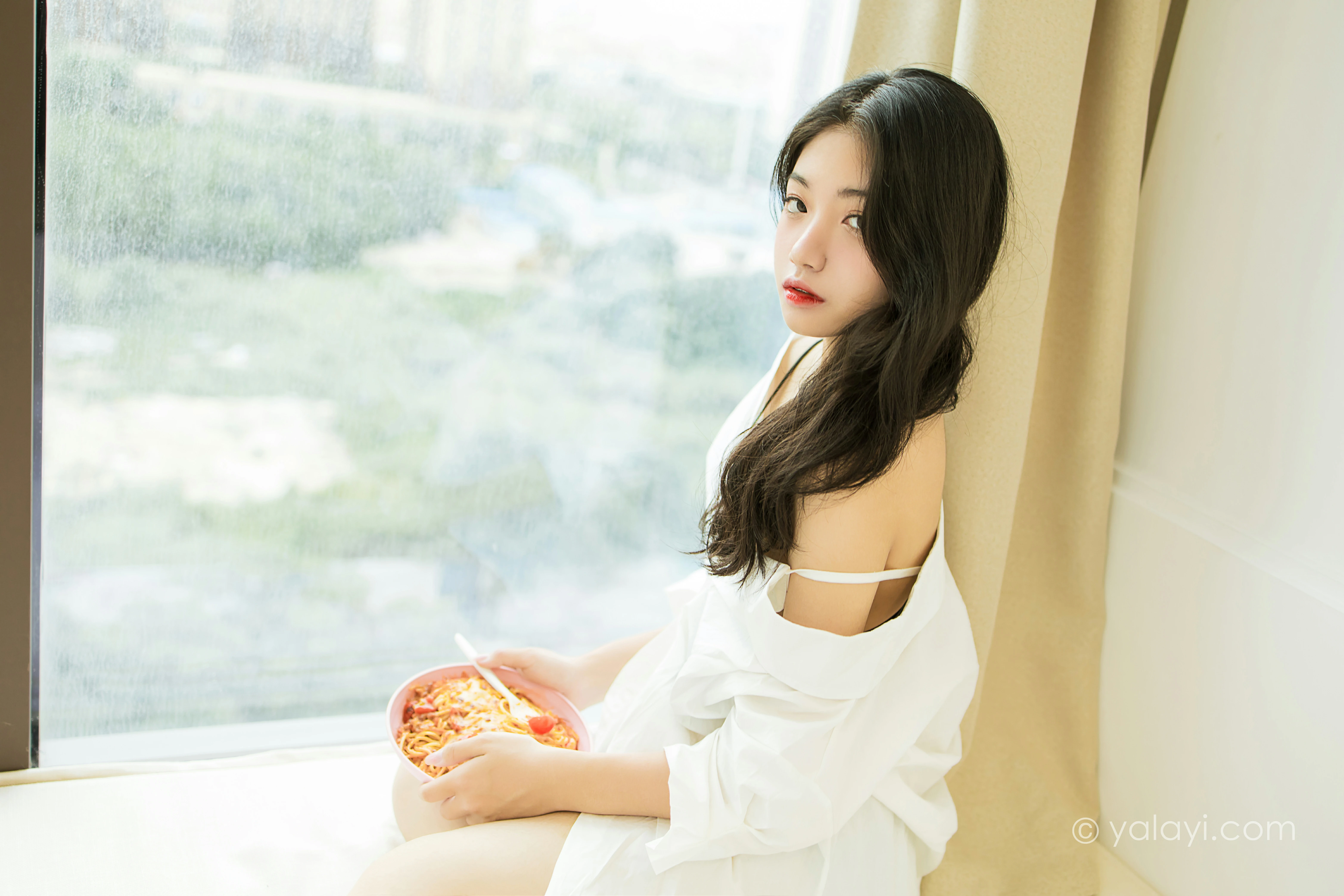 [YALAYI雅拉伊]NO.846 亲密爱人 孙小怡 白色衬衫加内衣性感私房写真集第14张