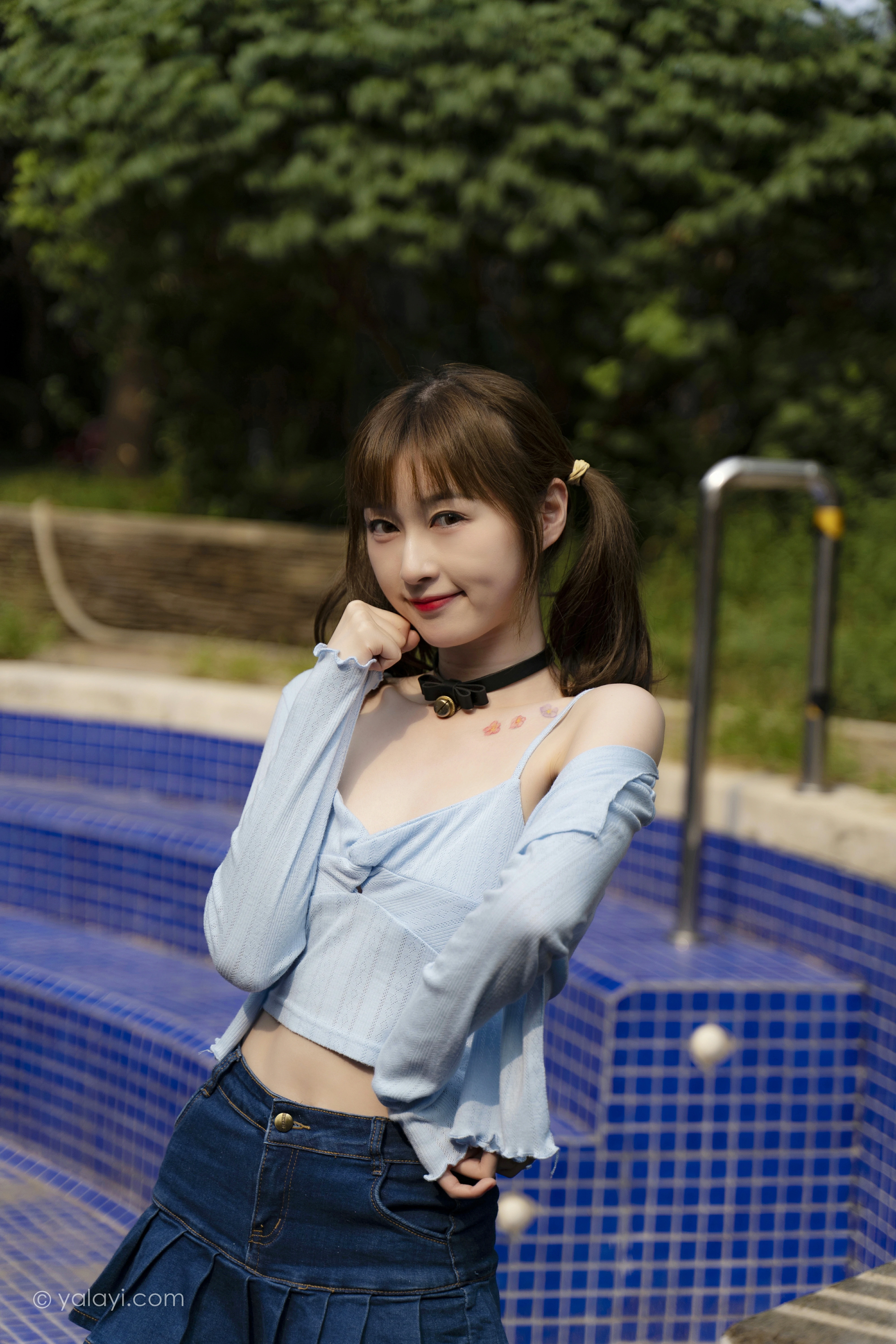 [YALAYI雅拉伊]NO.847 阳光下 京京 蓝色衬衫与小背心加牛仔短裙清纯可爱写真集第5张