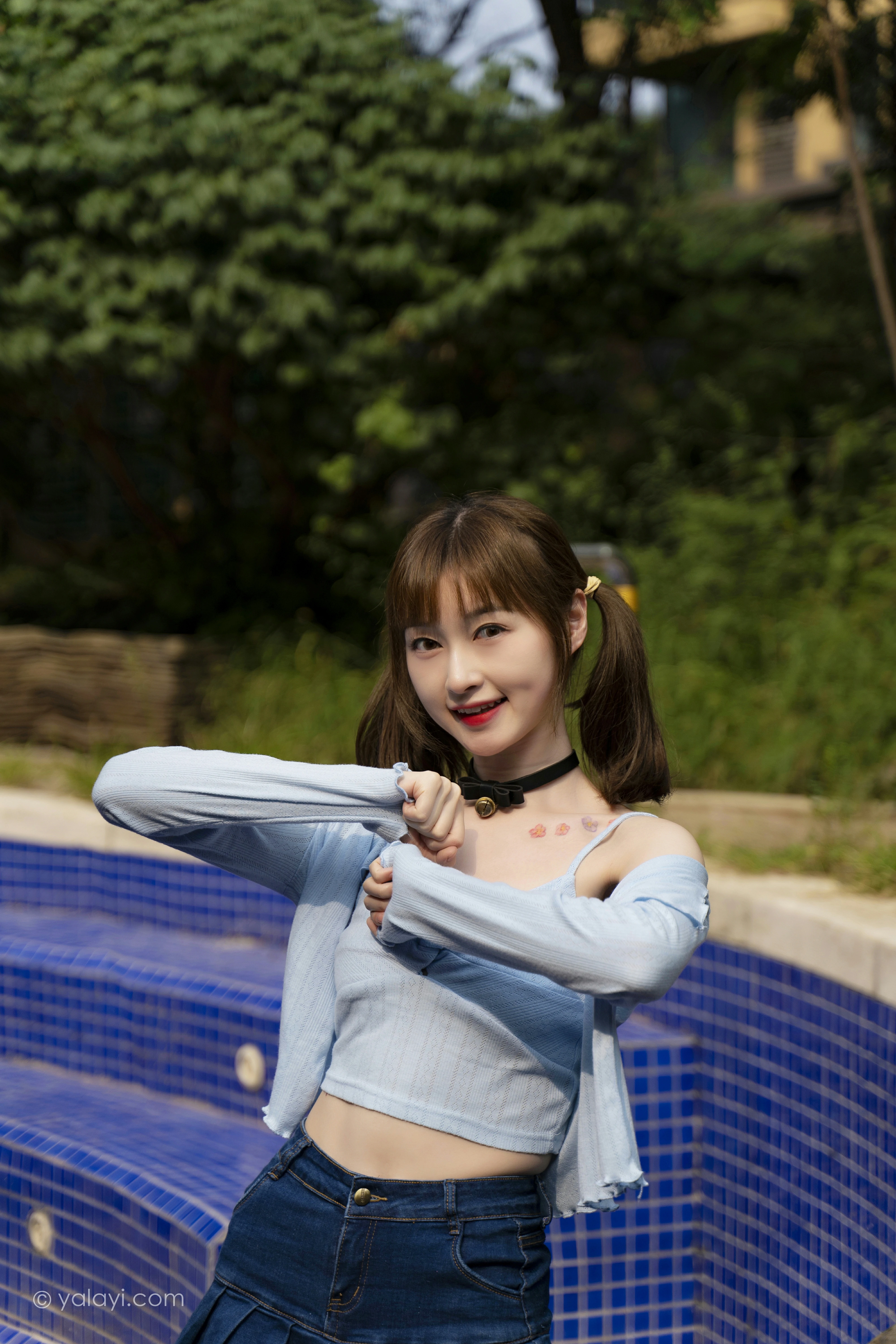 [YALAYI雅拉伊]NO.847 阳光下 京京 蓝色衬衫与小背心加牛仔短裙清纯可爱写真集第5张