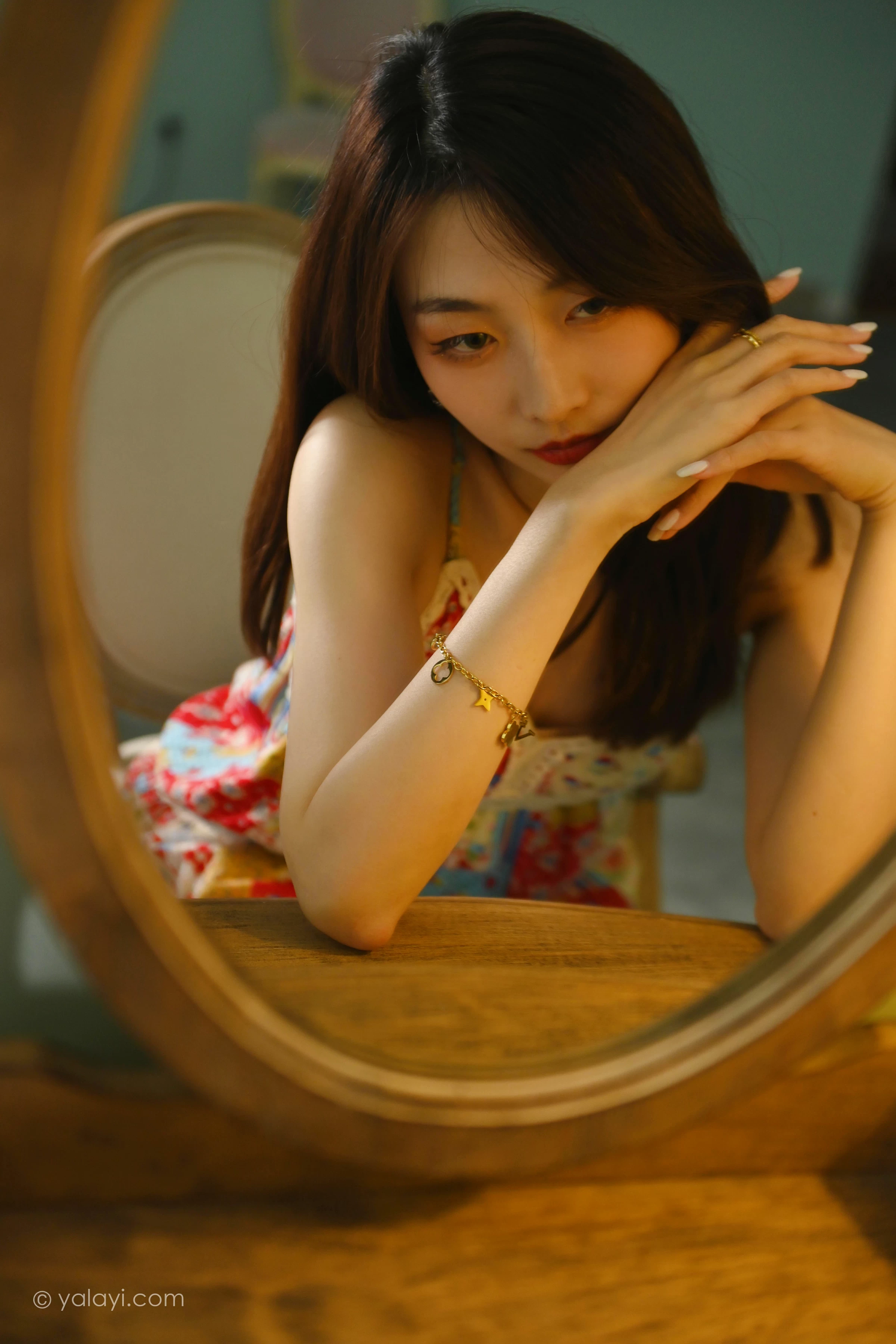 [YALAYI雅拉伊]2022.01.05 镜子里 佳佳 红色吊带连衣裙居家性感写真集第3张