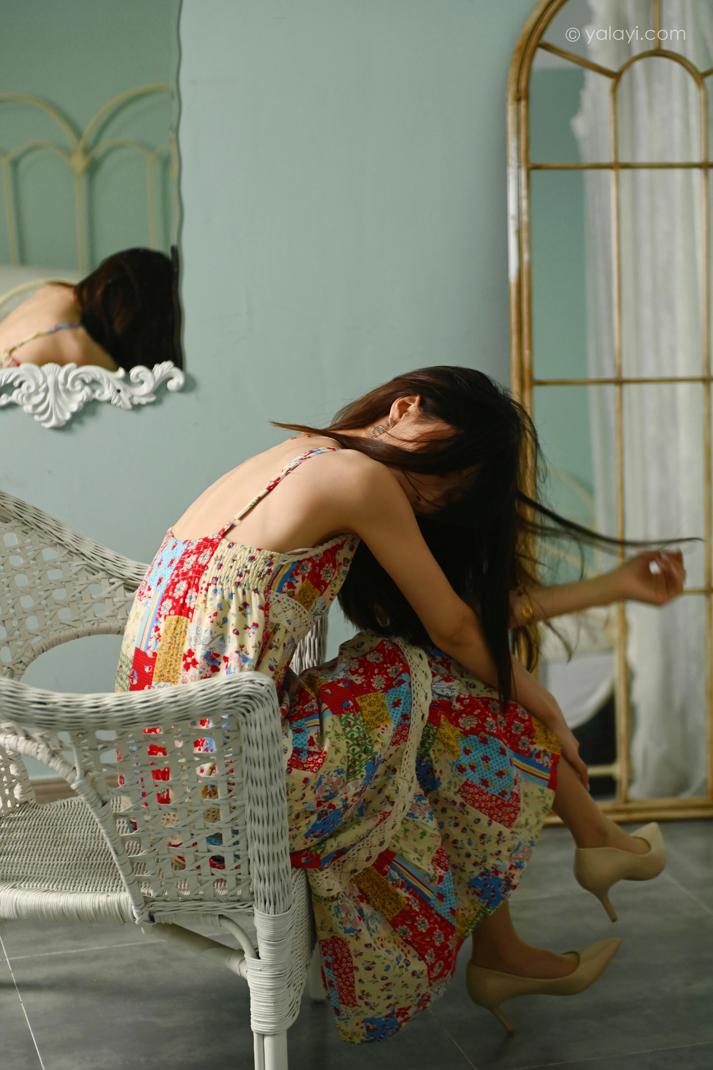 [YALAYI雅拉伊]2022.01.05 镜子里 佳佳 红色吊带连衣裙居家性感写真集第7张