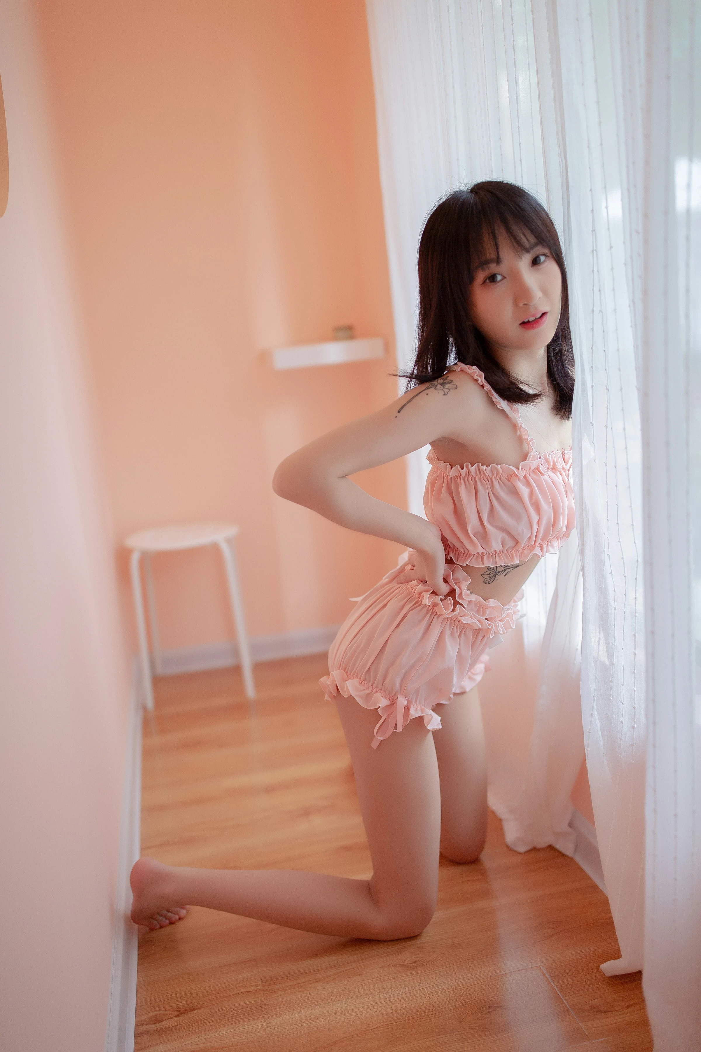 [YALAYI雅拉伊]NO.697 《女友宅日志》 落落 粉色情情趣内衣加短裤性感私房写真集第15张