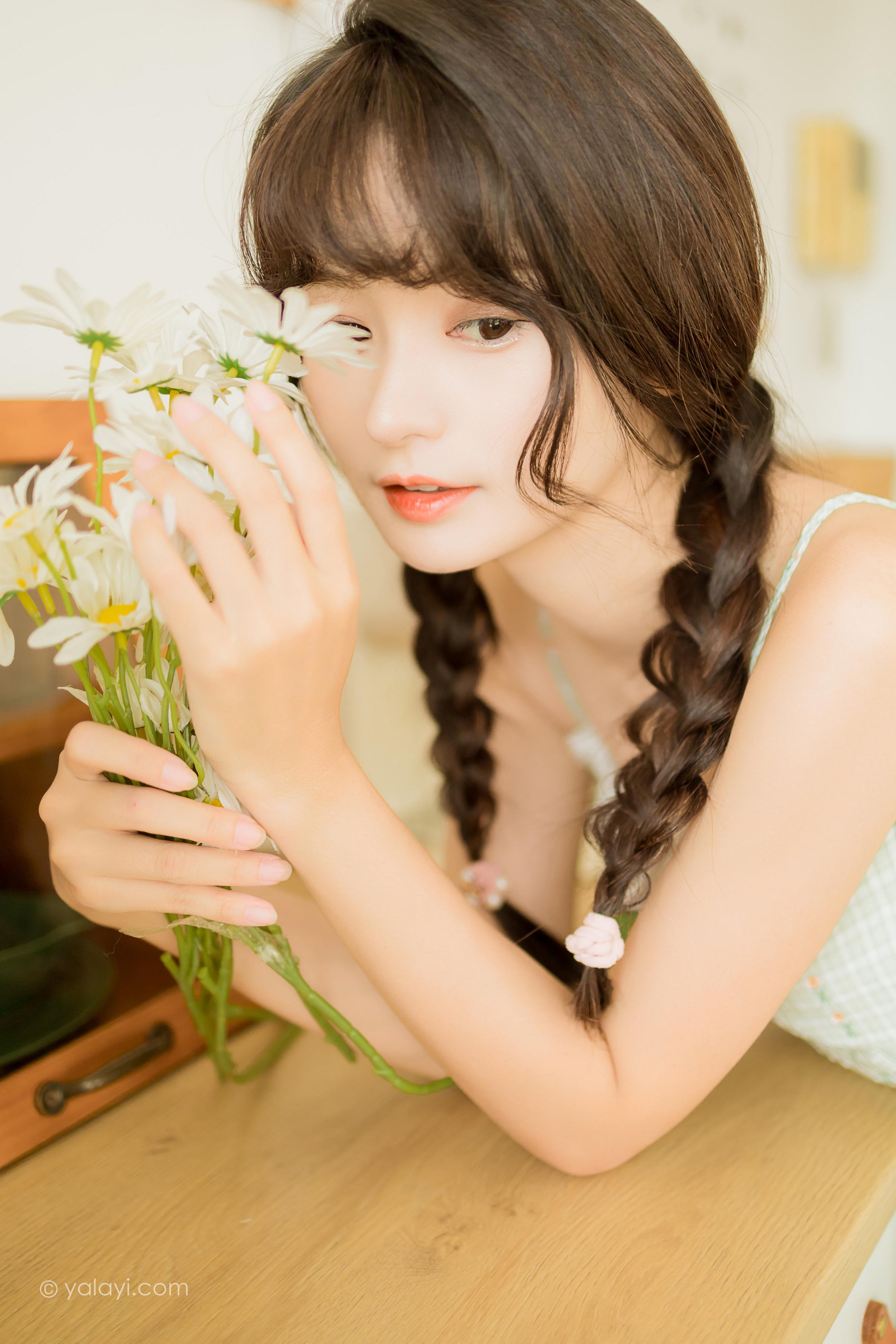 [YALAYI雅拉伊]2022.08.01 夏日甜瓜 小亭 淡青色吊带连衣裙加白色纯绵袜清纯可爱私房写真集第12张