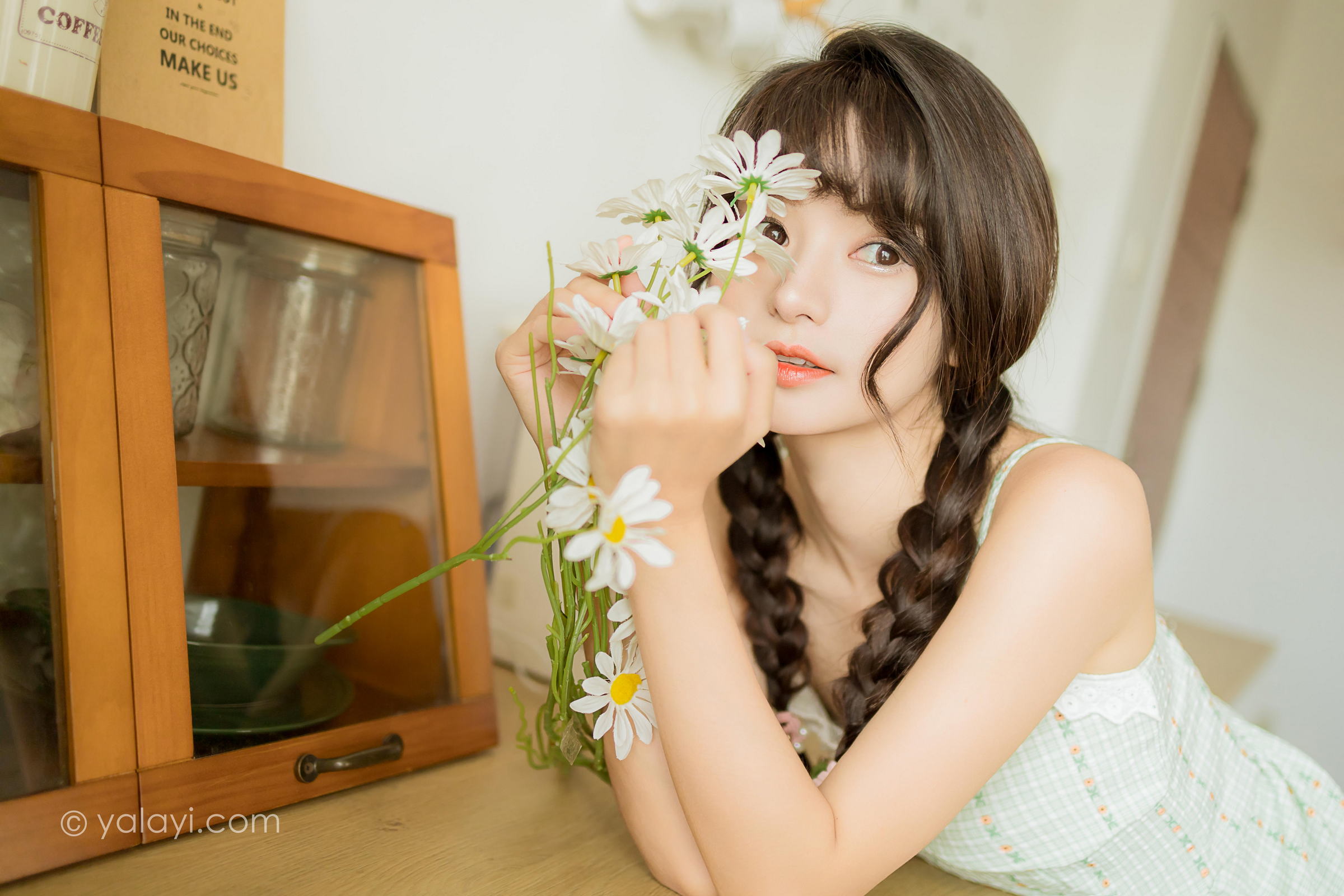 [YALAYI雅拉伊]2022.08.01 夏日甜瓜 小亭 淡青色吊带连衣裙加白色纯绵袜清纯可爱私房写真集第12张