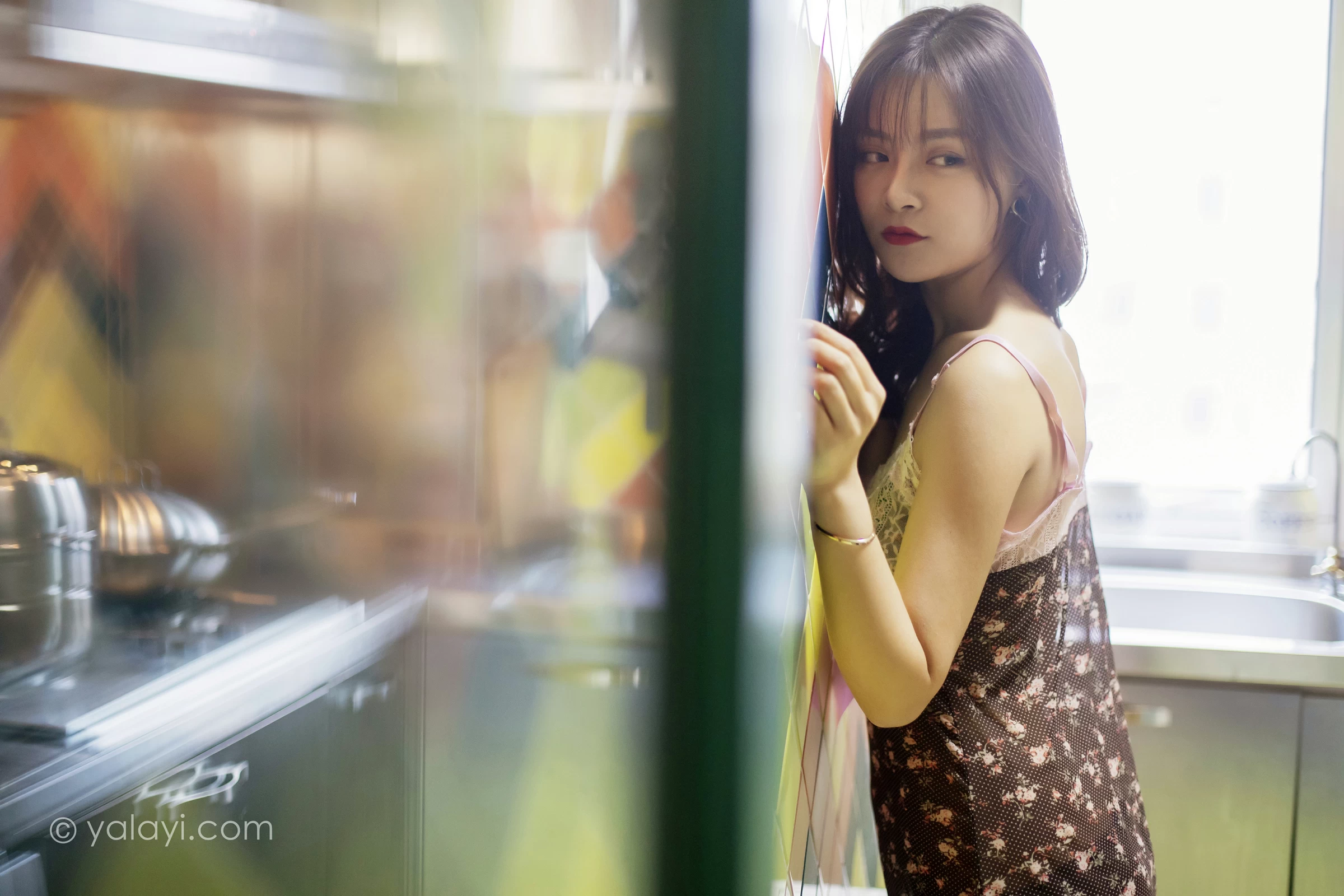 [YALAYI雅拉伊]2021.12.10 自愈 芷琳 粉色吊带蕾丝睡衣裙性感私房写真集第2张