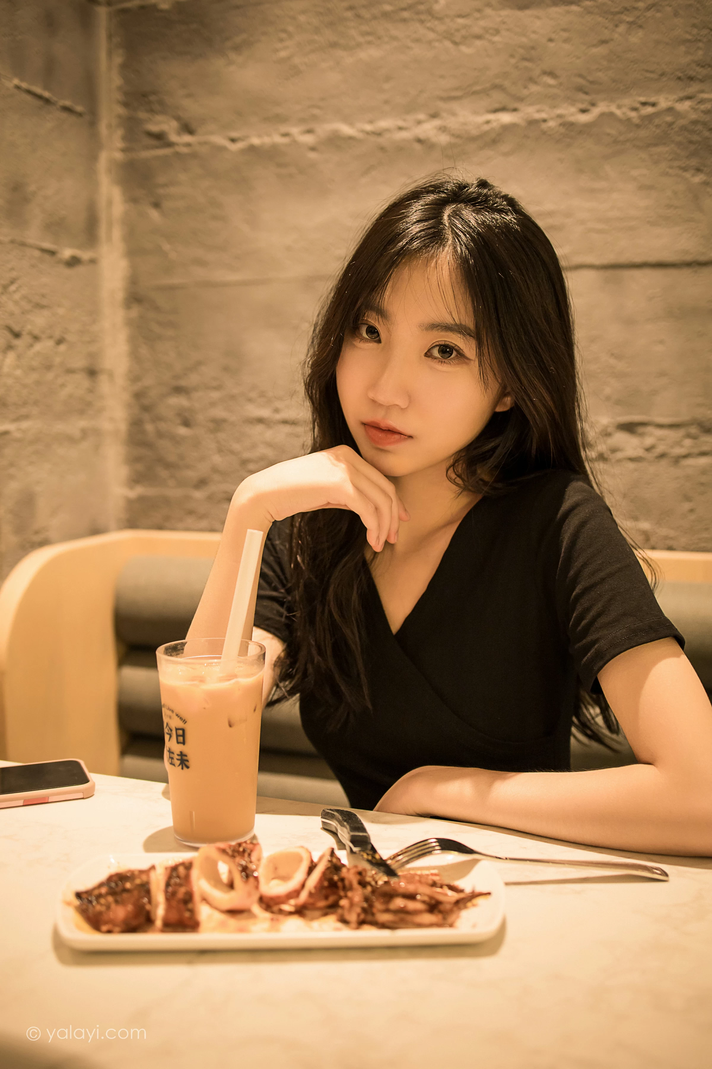 [YALAYI雅拉伊]2022.01.10 梦见前女友 小乔 黑色连衣裙加黑丝美腿性感写真集第2张