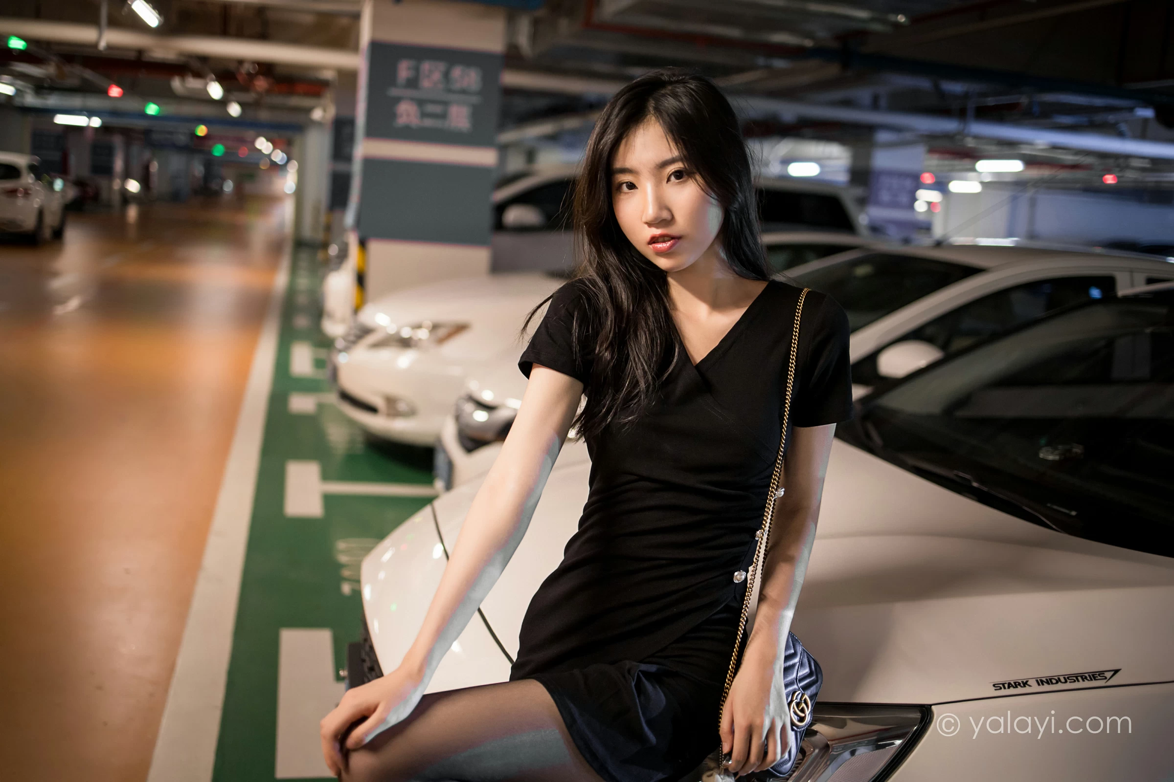 [YALAYI雅拉伊]2022.01.10 梦见前女友 小乔 黑色连衣裙加黑丝美腿性感写真集第8张