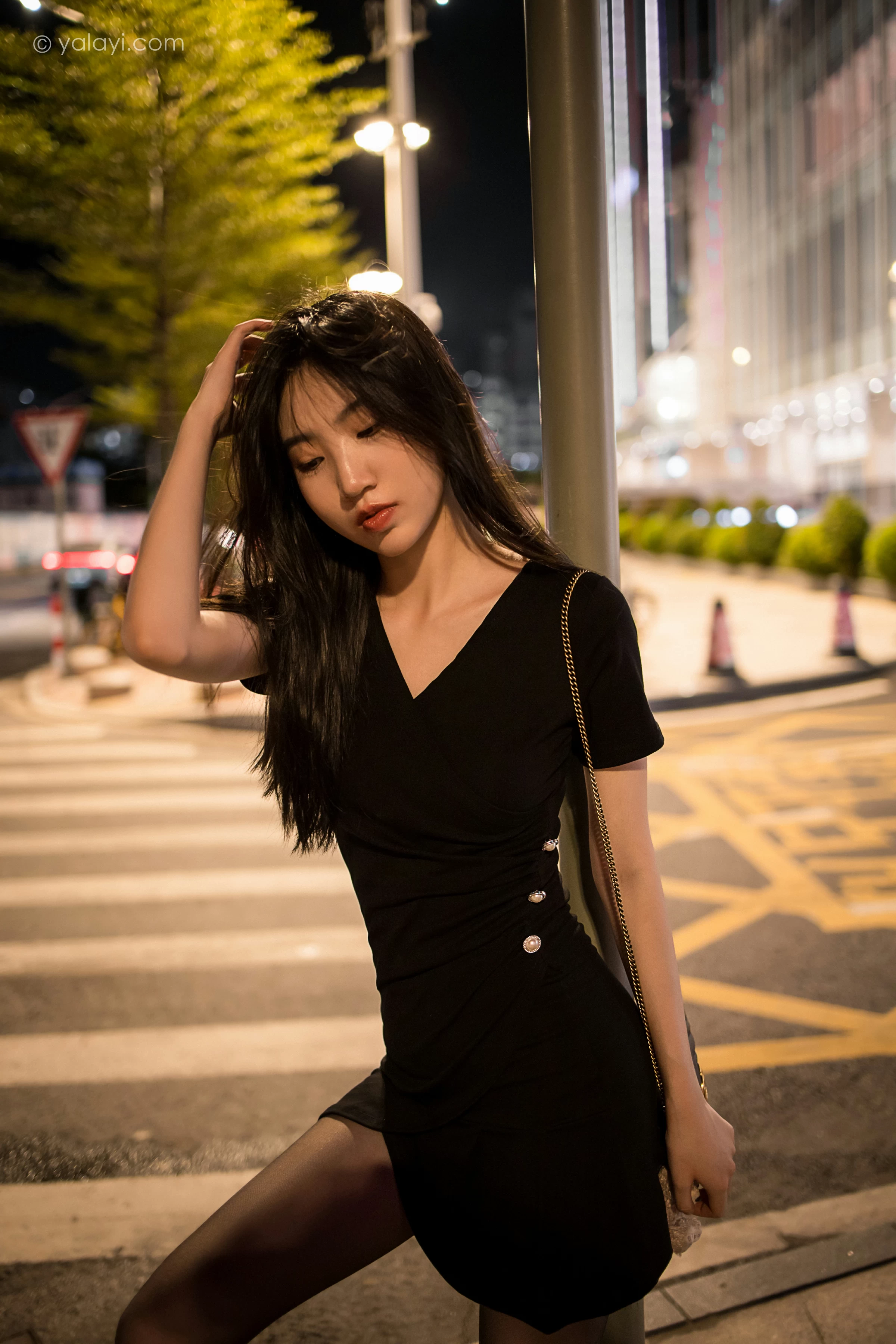 [YALAYI雅拉伊]2022.01.10 梦见前女友 小乔 黑色连衣裙加黑丝美腿性感写真集第12张