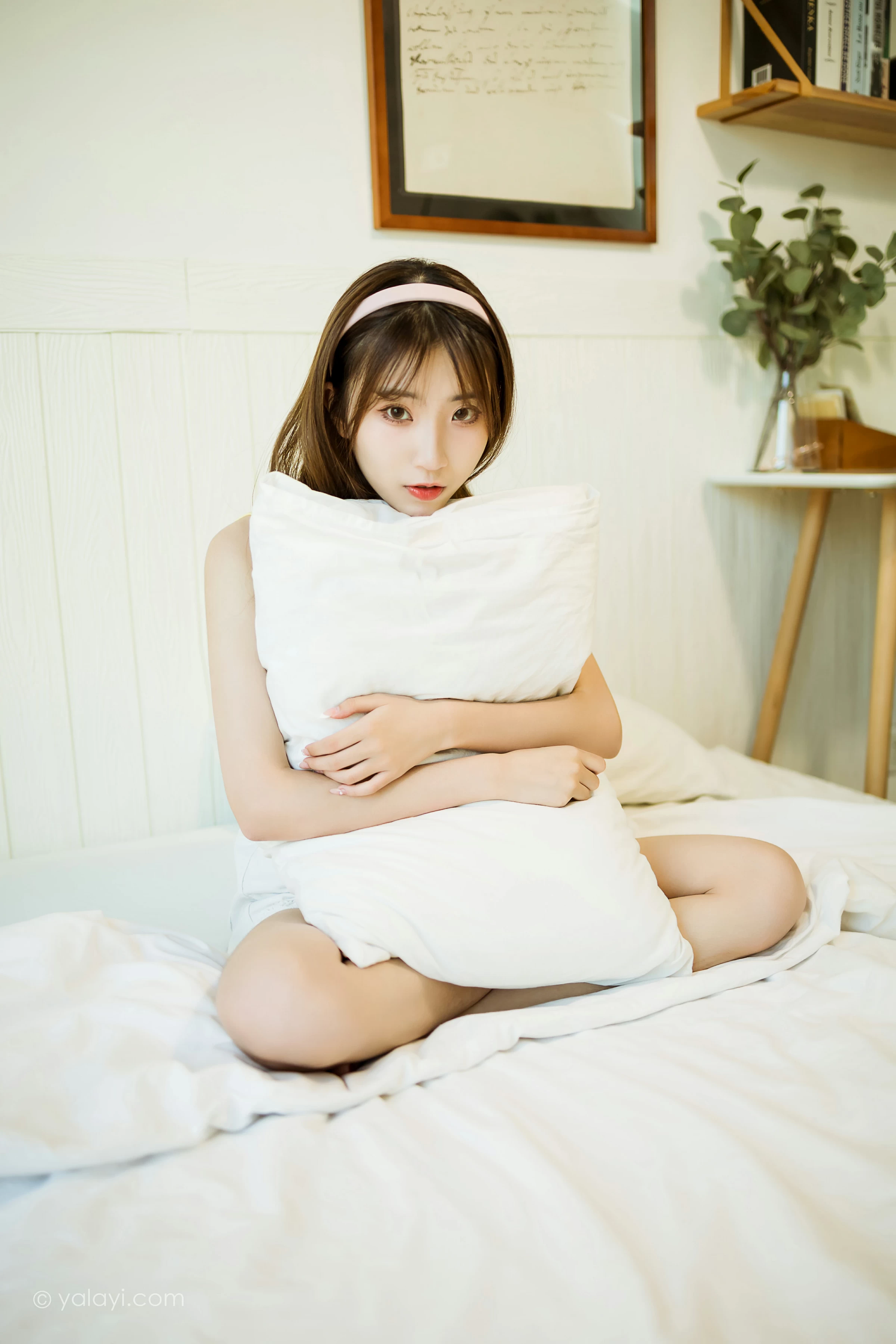 [YALAYI雅拉伊]NO.723 《青涩回忆》 小乔 黄色小背心加白色短裤居家私房写真第5张