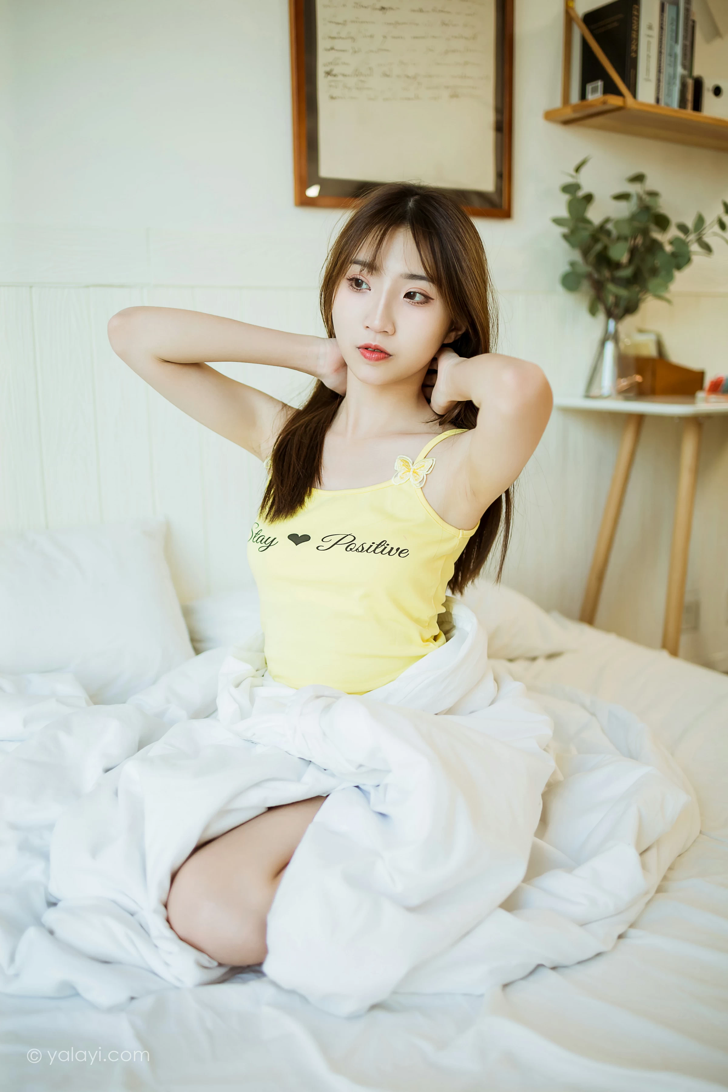 [YALAYI雅拉伊]NO.723 《青涩回忆》 小乔 黄色小背心加白色短裤居家私房写真第12张