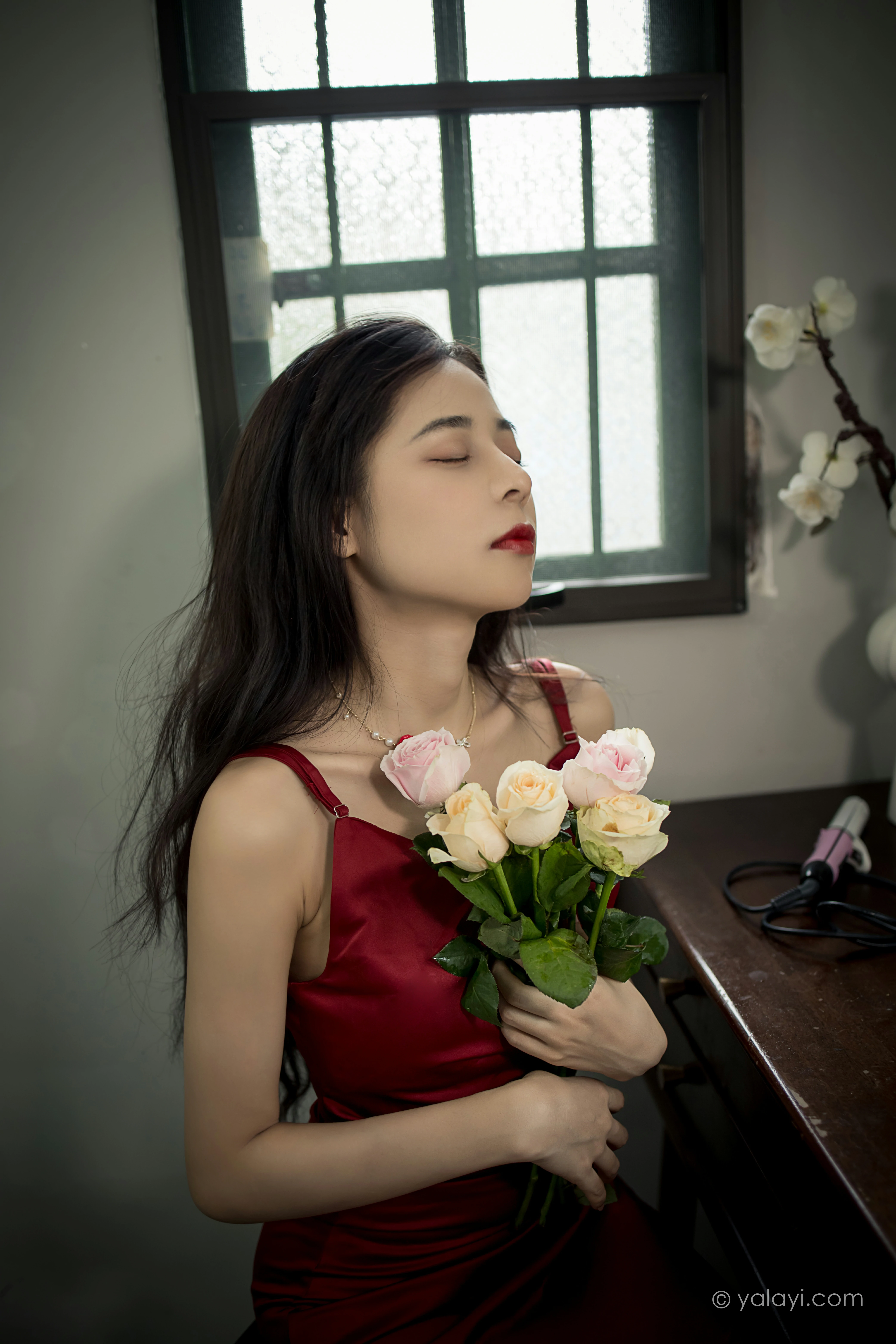 [YALAYI雅拉伊]NO.848 红颜 诗咏 红色吊带连衣裙居家性感写真集第1张