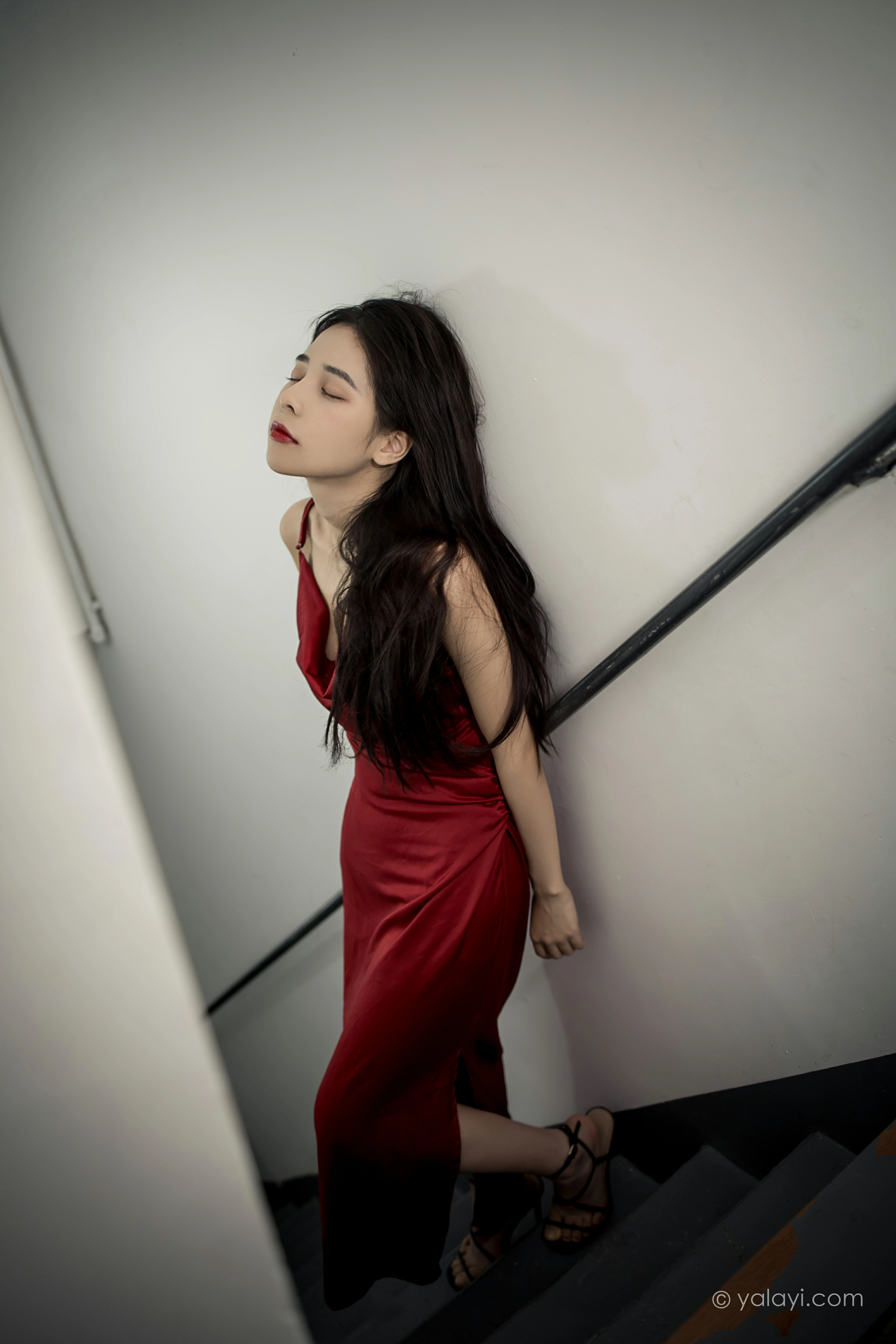 [YALAYI雅拉伊]NO.848 红颜 诗咏 红色吊带连衣裙居家性感写真集第13张