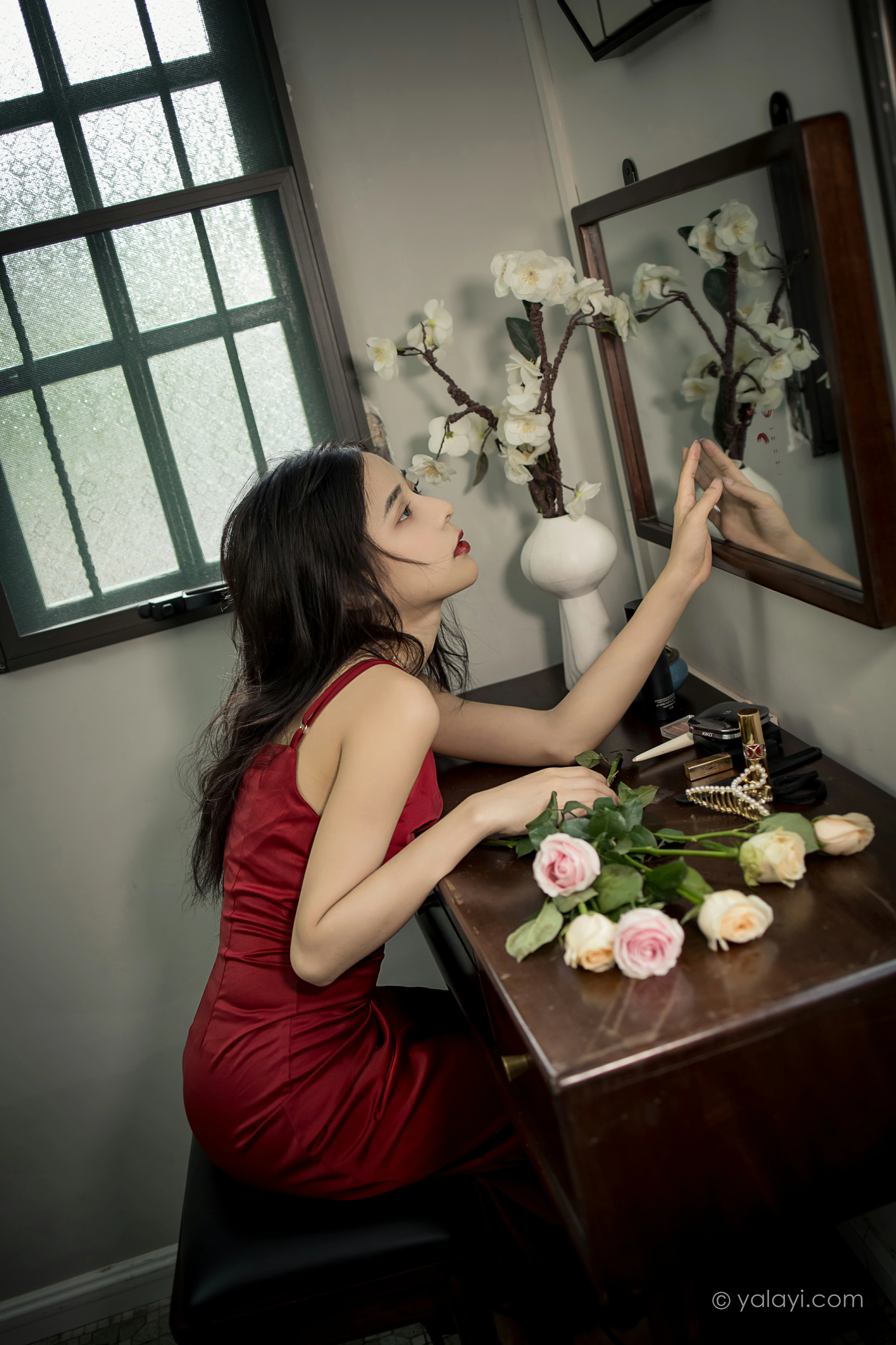[YALAYI雅拉伊]NO.848 红颜 诗咏 红色吊带连衣裙居家性感写真集第5张