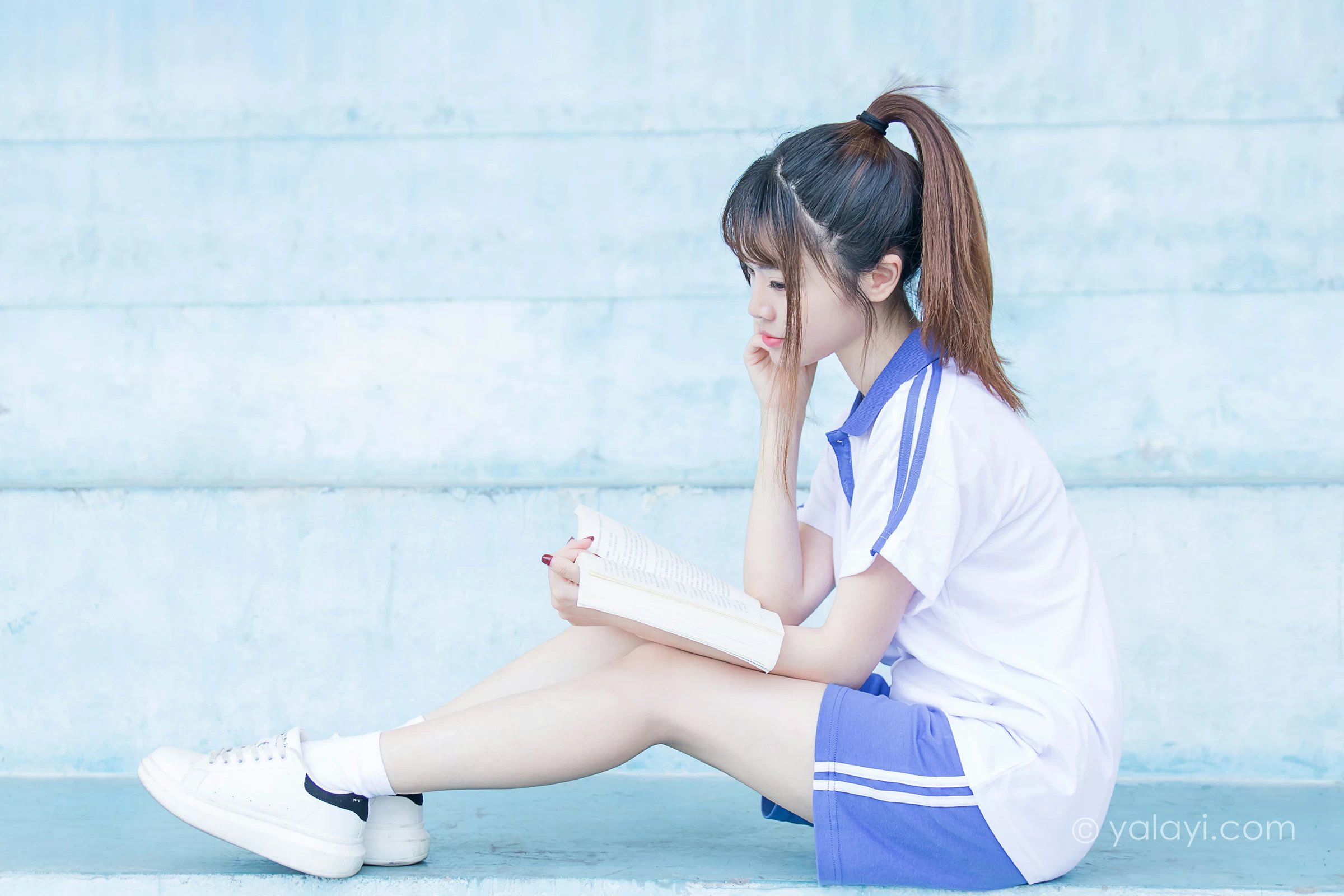 [YALAYI雅拉伊]NO.731 《那些年》 阳阳 白色短袖校服加蓝色短裤私房写真集第2张