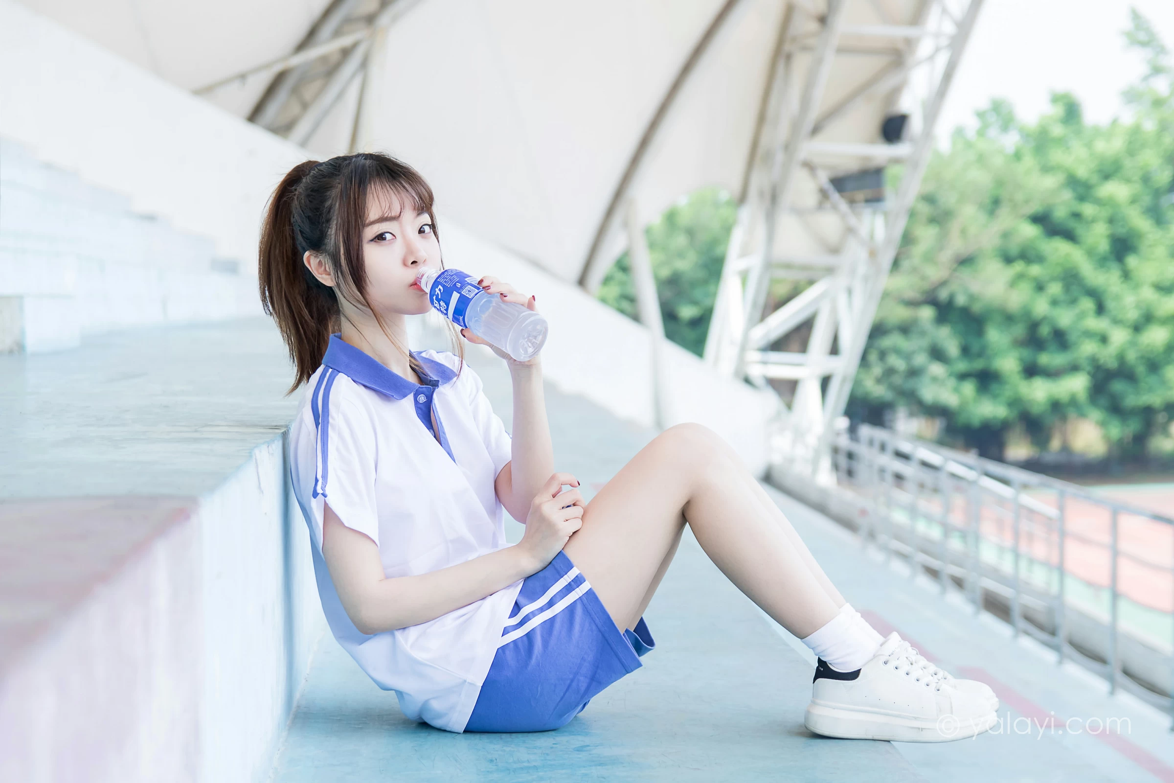 [YALAYI雅拉伊]NO.731 《那些年》 阳阳 白色短袖校服加蓝色短裤私房写真集第6张