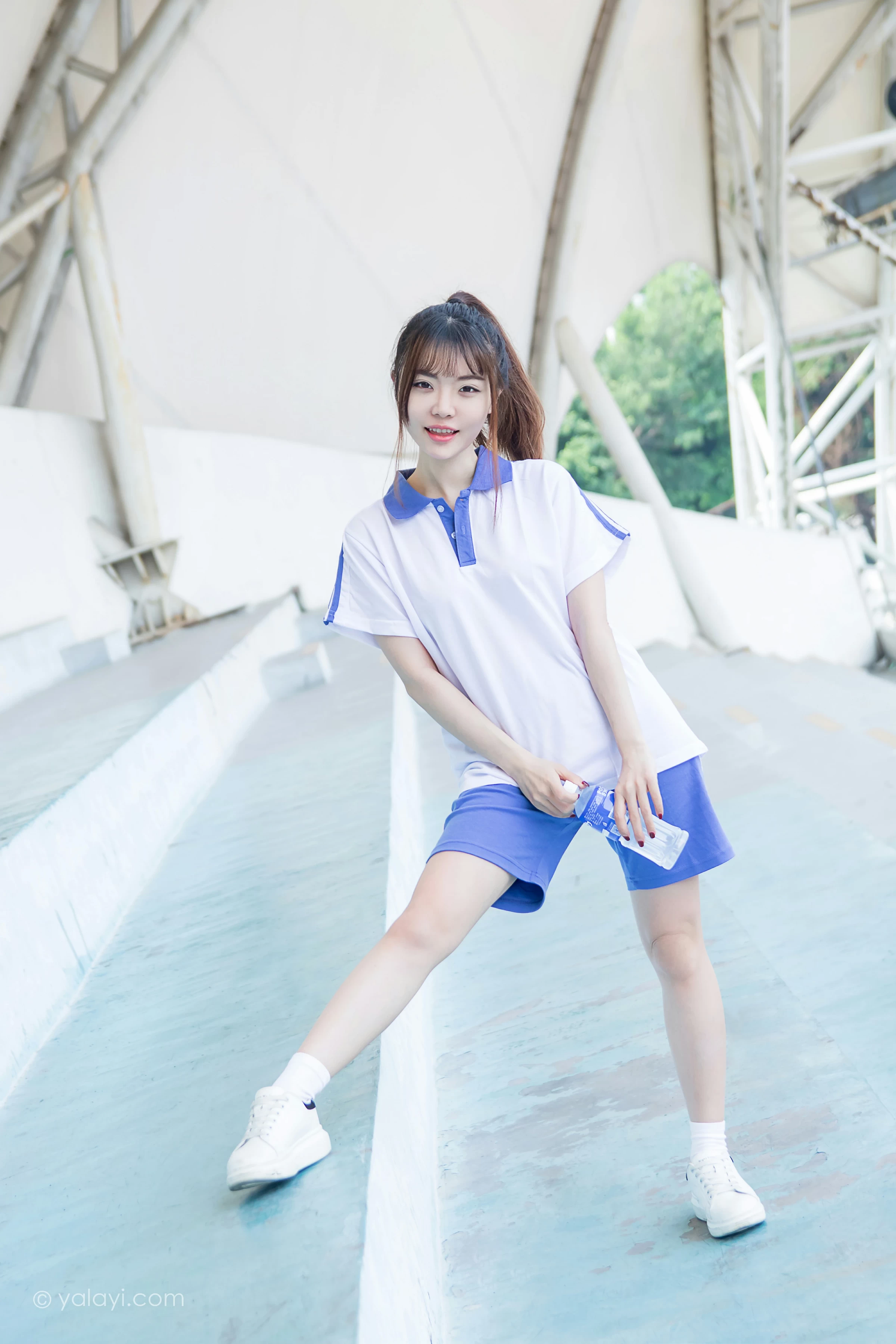 [YALAYI雅拉伊]NO.731 《那些年》 阳阳 白色短袖校服加蓝色短裤私房写真集第3张