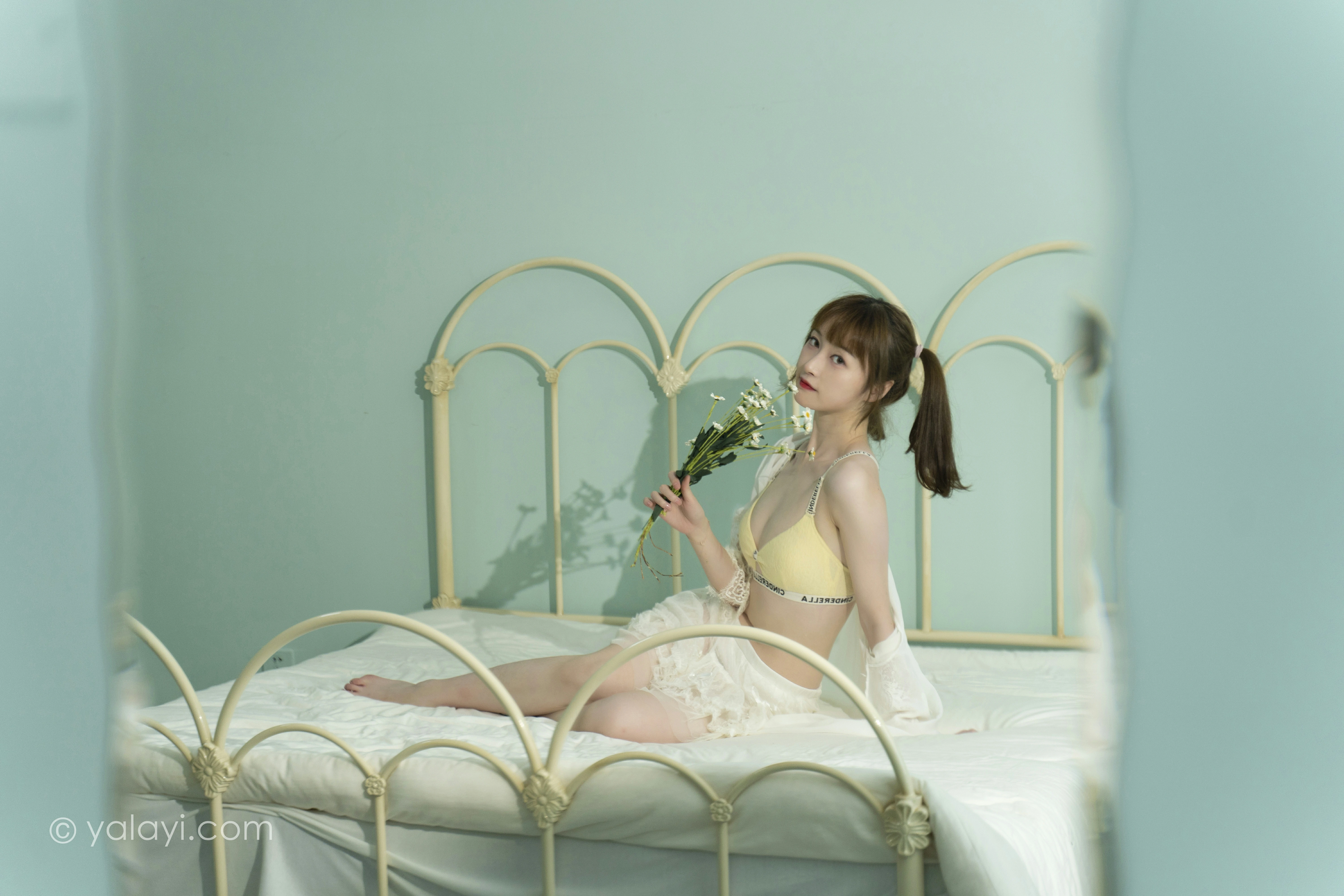 [YALAYI雅拉伊]NO.849 花漾裙裙 京京 白色透视睡衣与短裙加黄色内衣性感写真集第11张